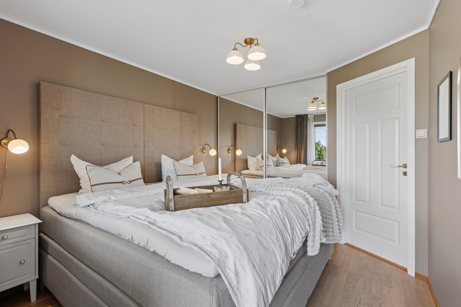 Hovedsoverommet oppleves som romslig, med god plass til dobbeltseng og innebygd skyvedørsgarderobe. Galleribilde