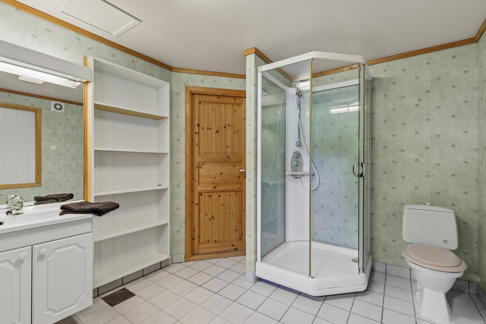 Badet i underetasjen har flislagt gulv, toalett og dusjkabinett. Galleribilde