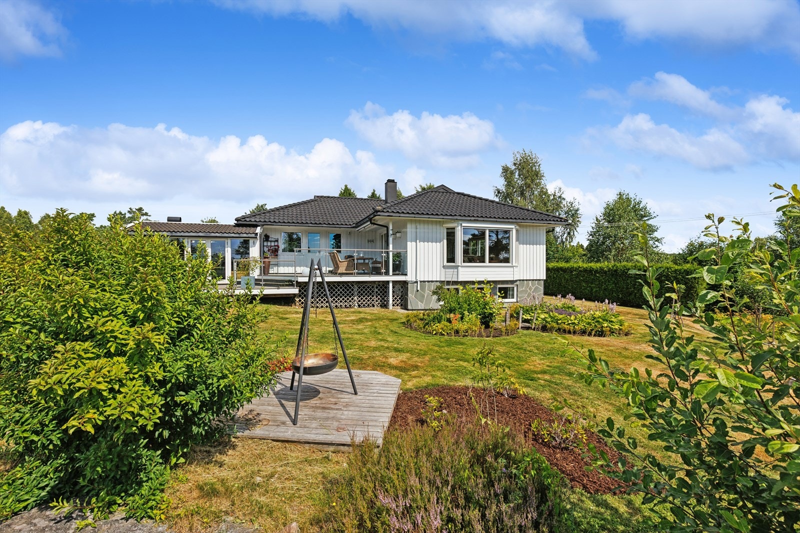 Stor og flat hage som egner seg godt for lek og aktiviteter. Galleribilde