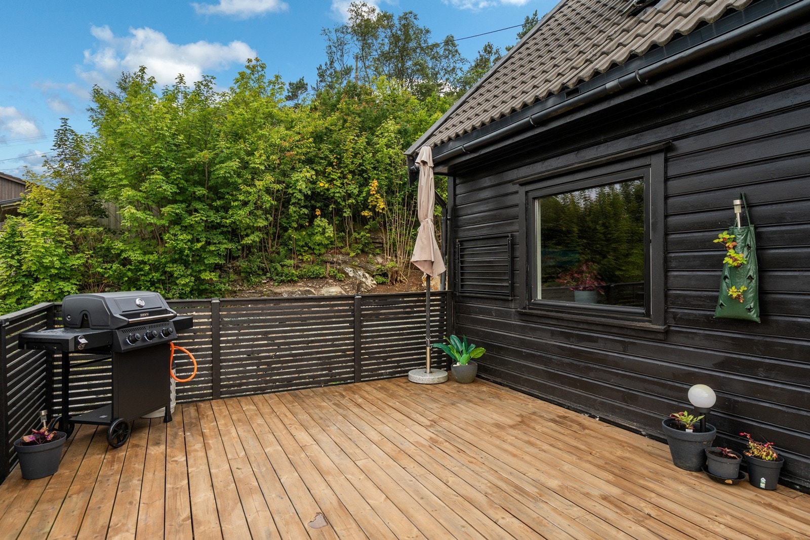 Her har du god plass til å samle gjester på grilling. Galleribilde