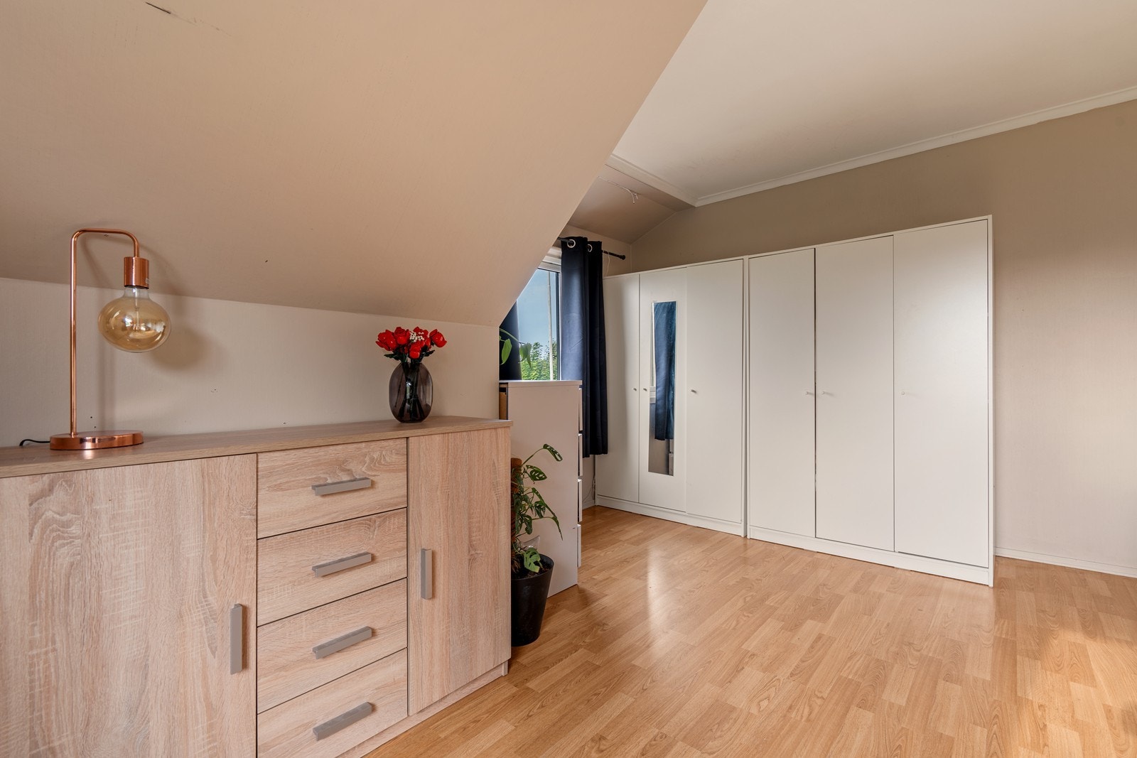 Romslig soverom nummer 1 i loftsetasjen med garderobe. Galleribilde