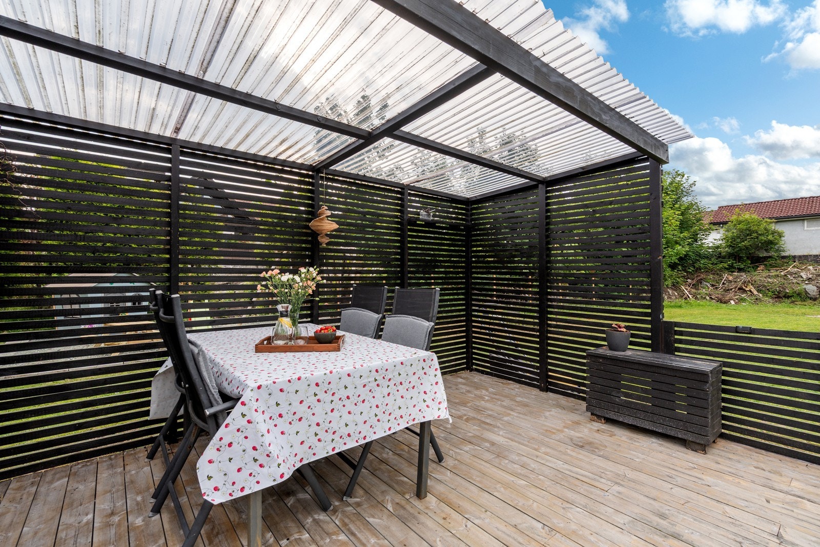 Pergola satt opp i 2023 av huseier. Vendt mot vest. Pergola er ikke byggemeldt. Galleribilde