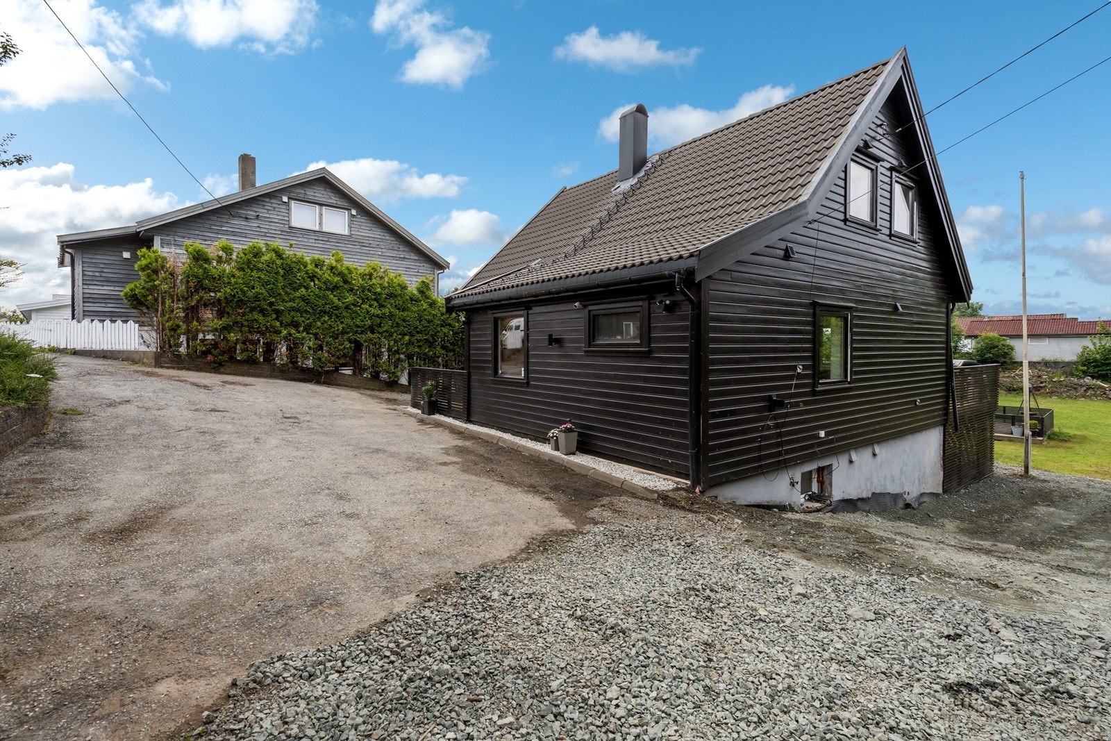 Eier har revet tidligere garasje da den ikke var i god stand - derav er det i dag gode parkeringsmuligheter. Galleribilde