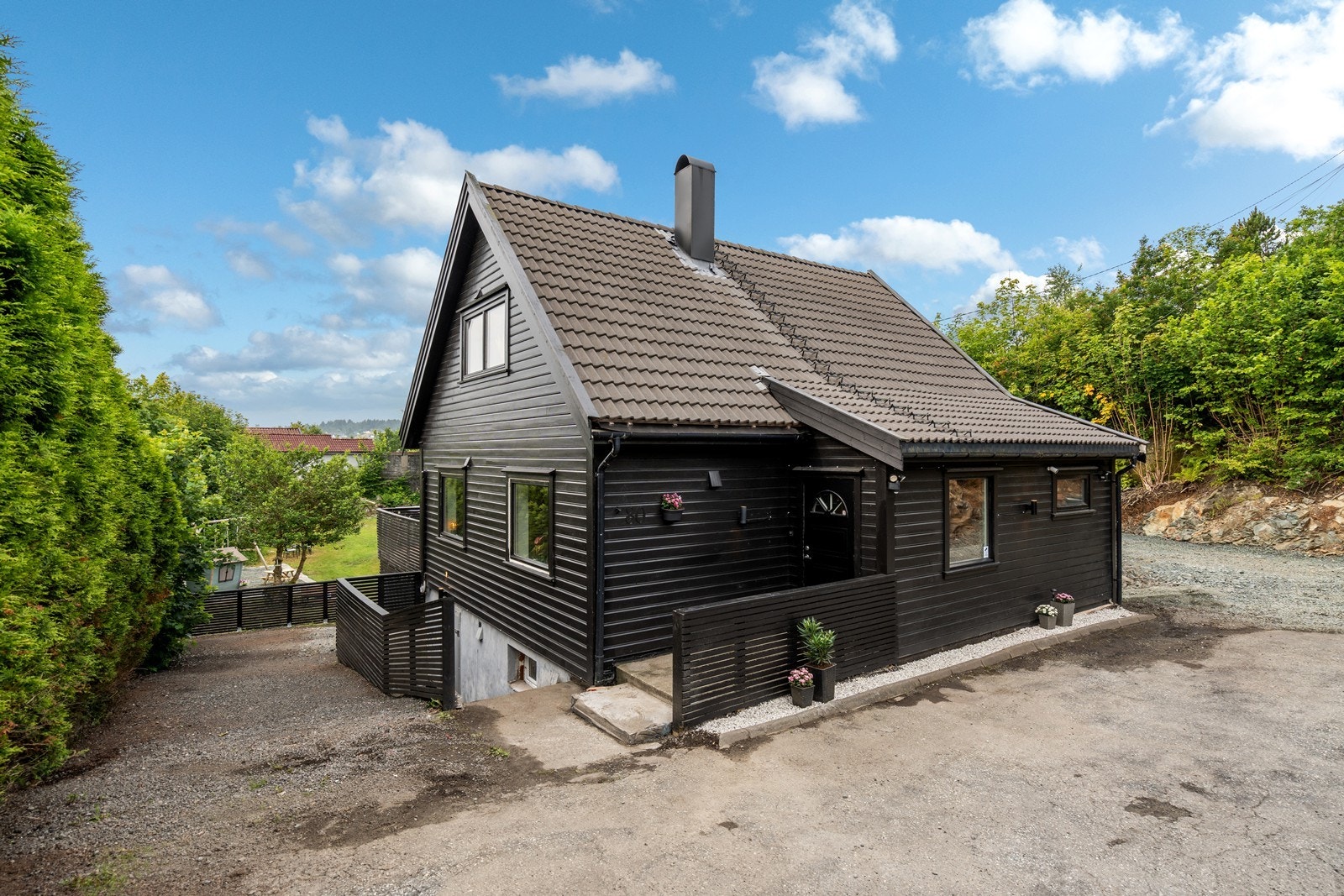 Taket er skiftet i 2021, samtidig med vinduer i kjelleretasjen. Kledning fra ca. 2014. Galleribilde