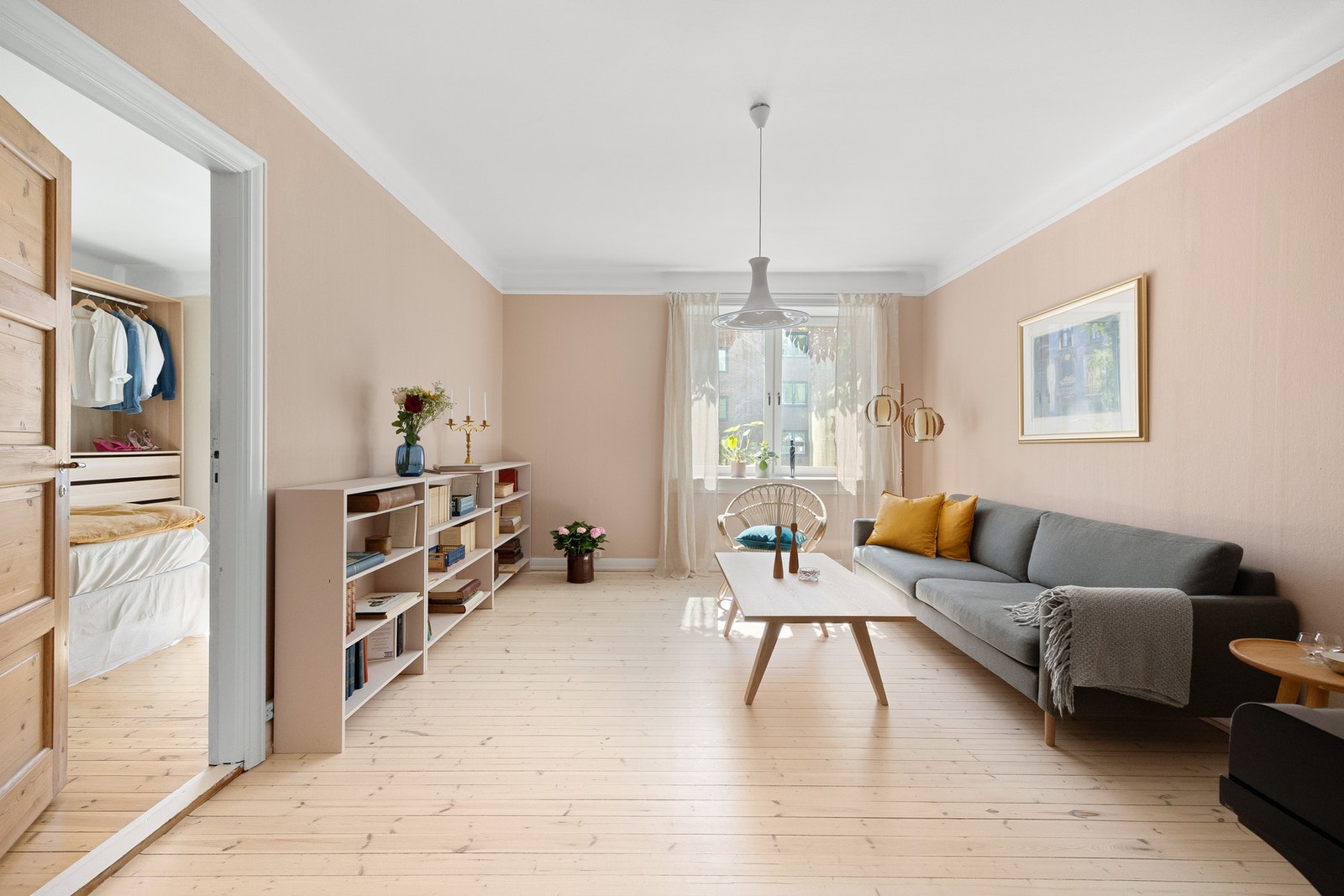 Her venter det deg en stor og delikat stue med originale tregulv og takhøyde på 2,65 meter. Galleribilde