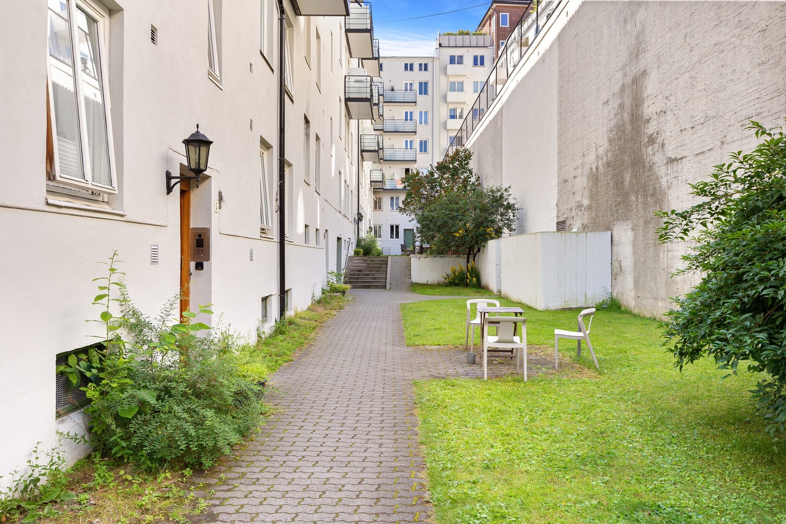 Utenfor ligger det en grønn og skjermet bakgård med sitteplasser. Galleribilde