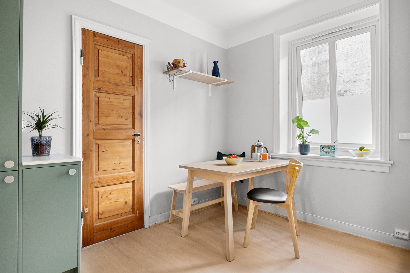 Koselig spiseplass ved vinduet. Galleribilde