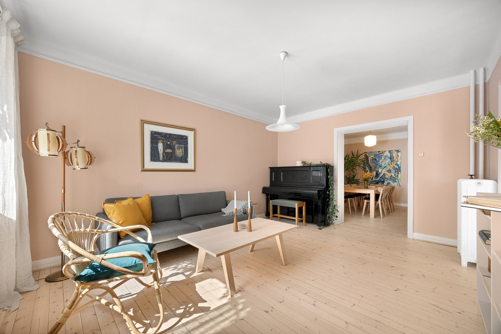 Leiligheten ble pusset opp i 2023 og da ble tregulvene i nesten alle rom slipt og flater malt. Galleribilde