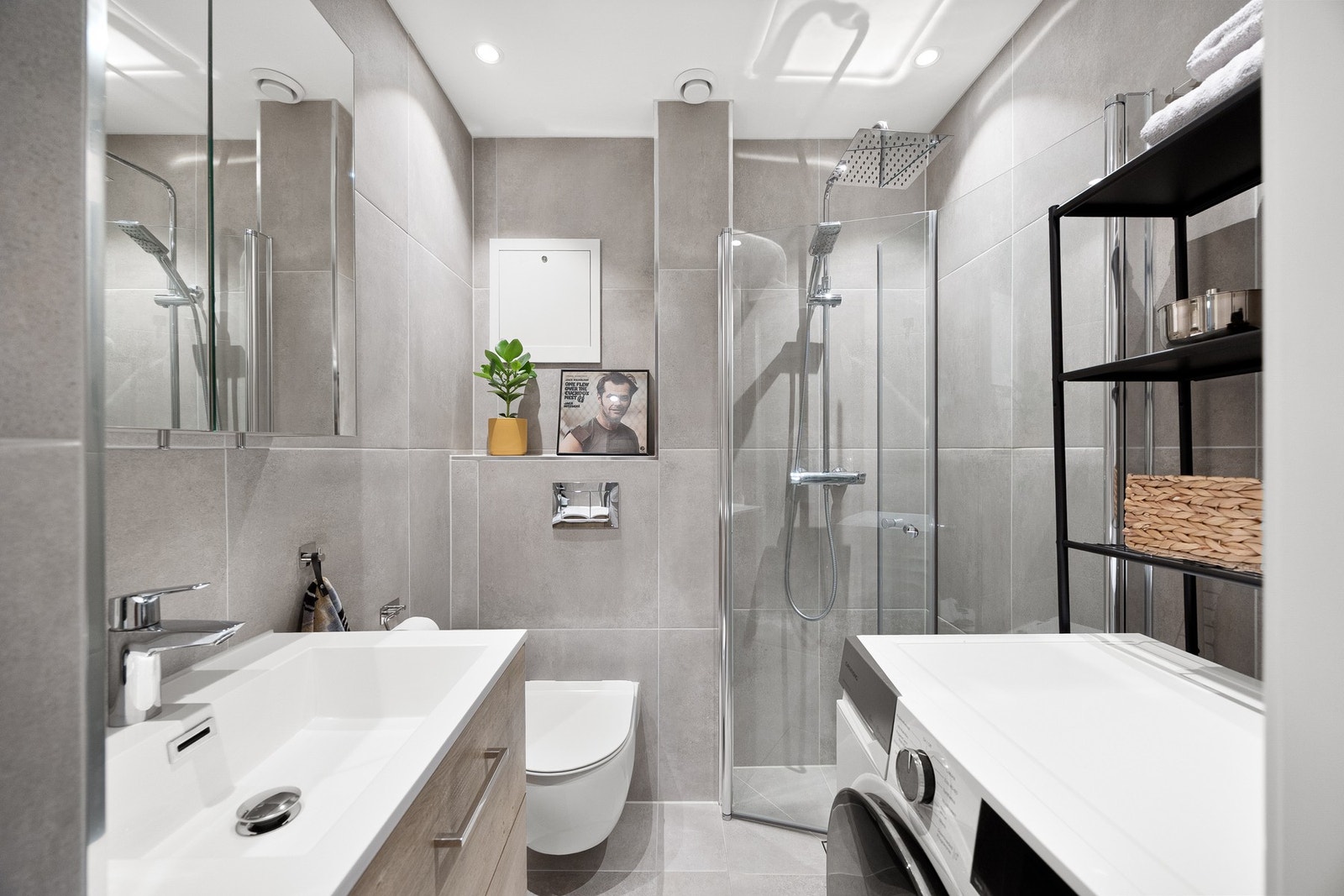 Moderne bad fra 2023 med varmekabler og downlights. Galleribilde