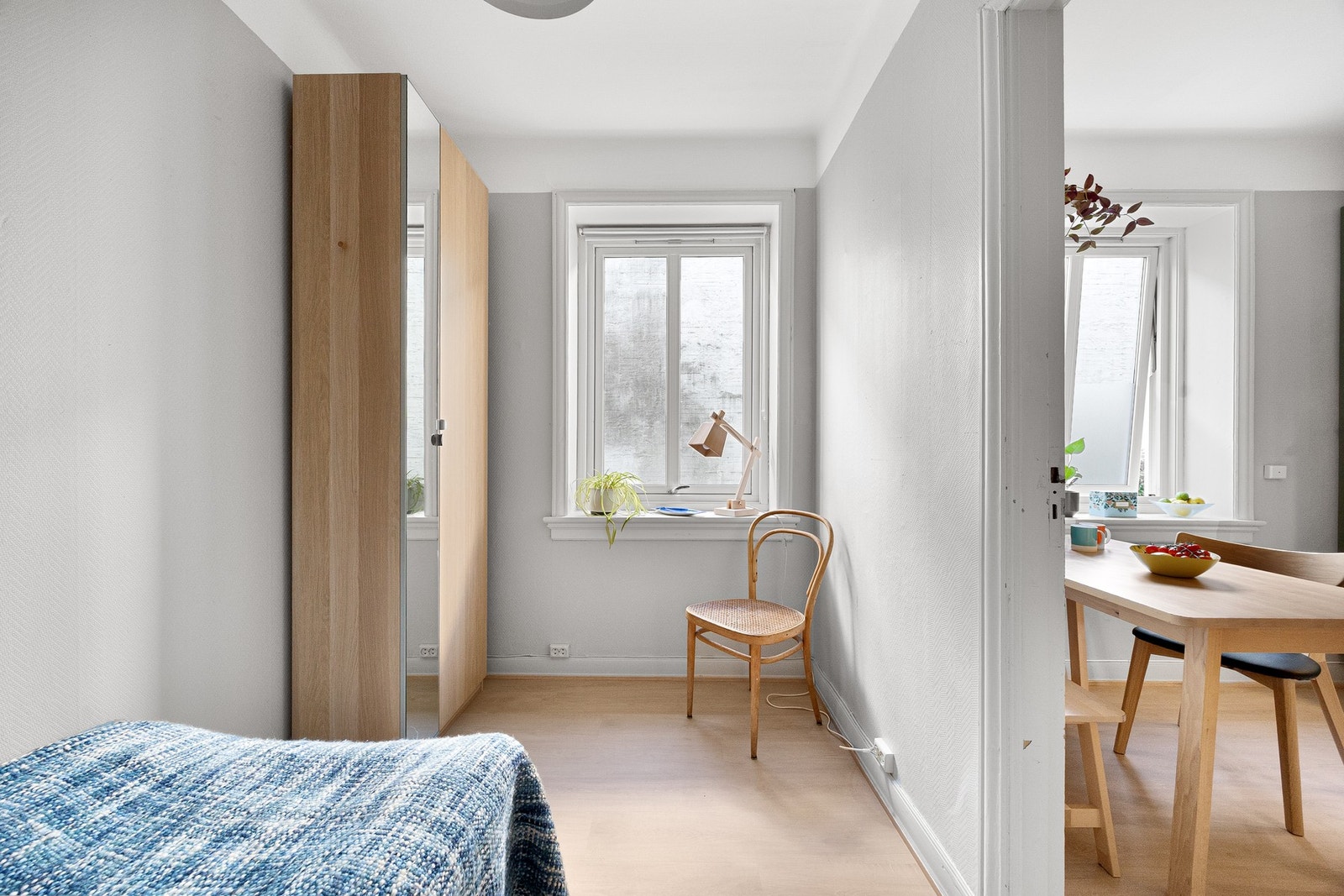 I tillegg til plass til seng(både enkel og dobbel) får du garderobe og plass til skrivebord. Galleribilde