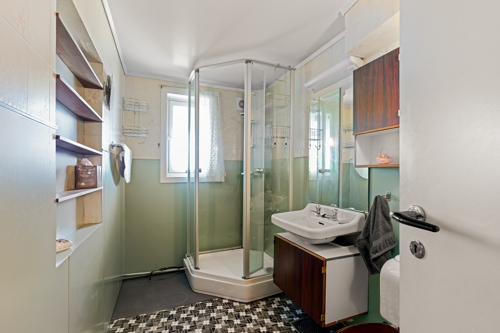 Badet i underetasjen er av eldre standard. Her er det gulvvarme og et nyere dusjkabinett installert i 2019. Galleribilde