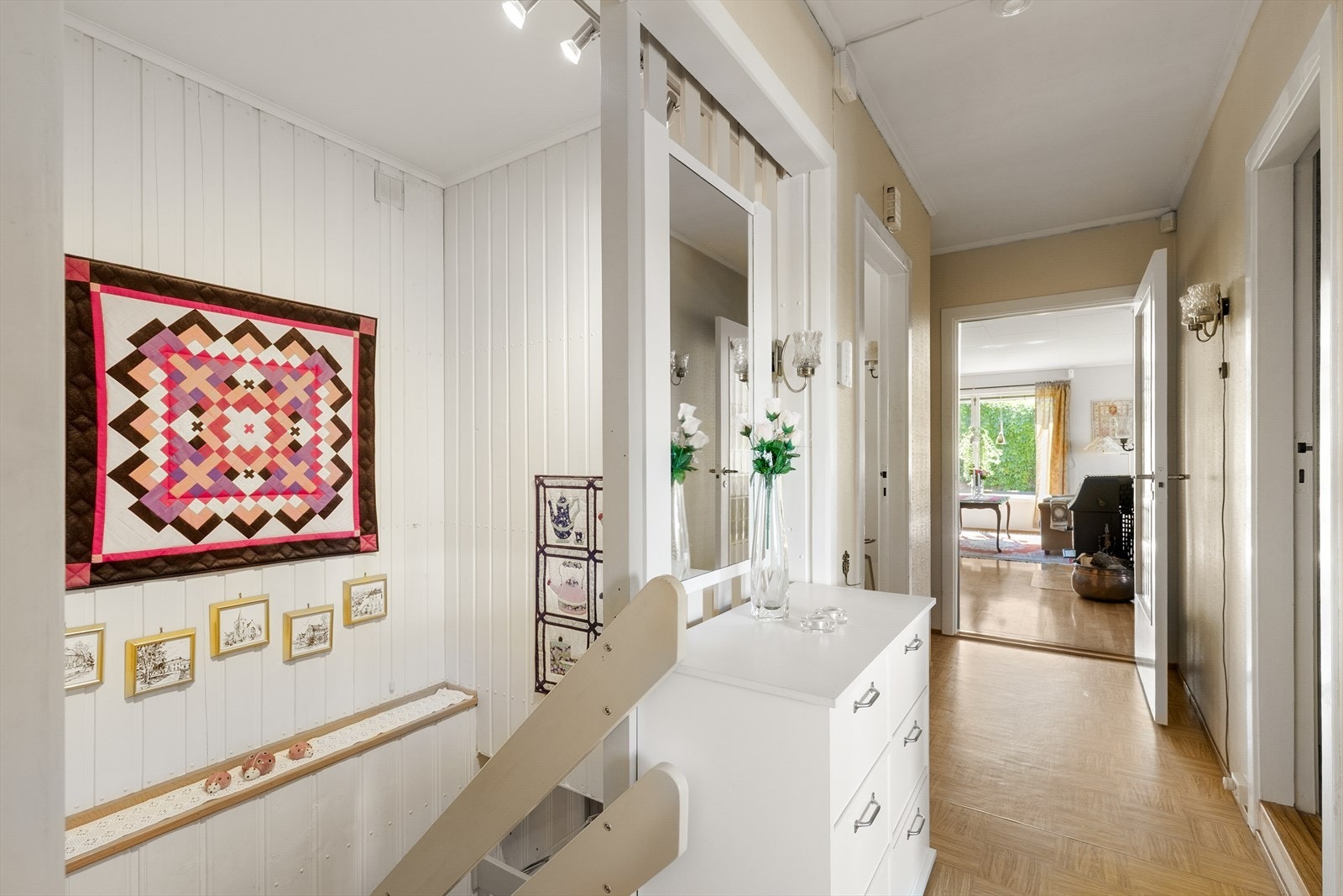Videre inn i boligen ligger en romslig gang med tilkomst til stue, spisestue, kjøkken og toalettrom. Galleribilde