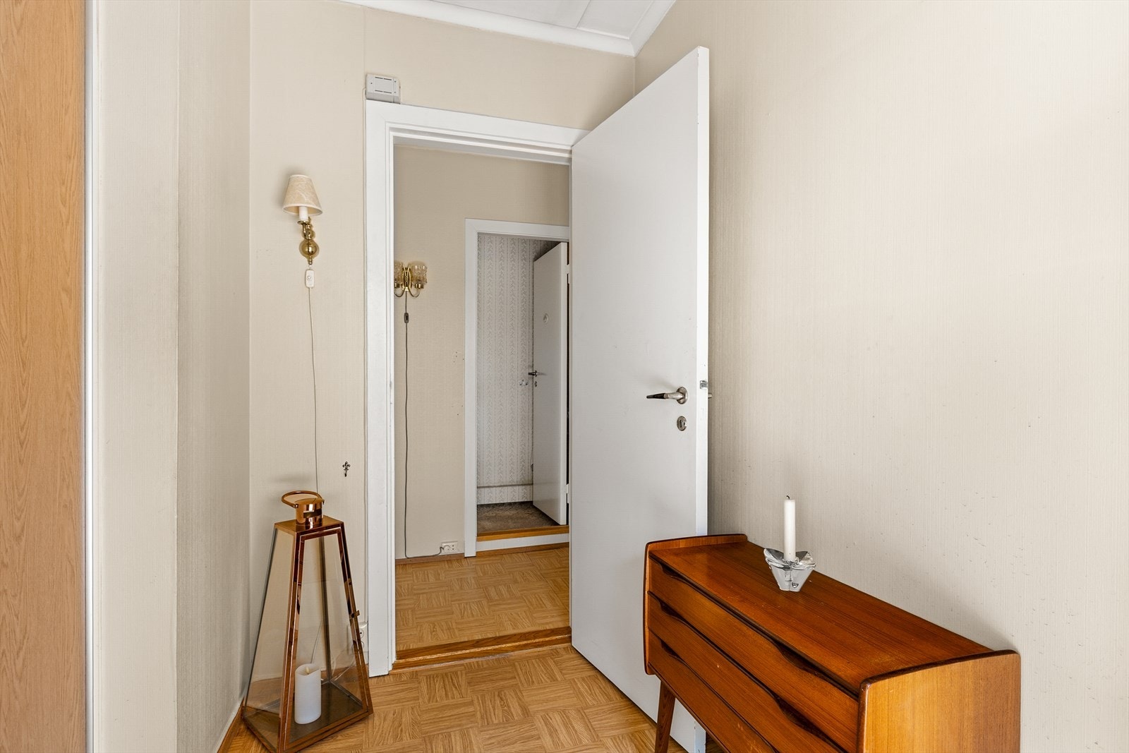 Lys entré i hovedetasjen, med praktisk skyvedørsgarderobe for oppbevaring av sko- og yttertøy. Galleribilde