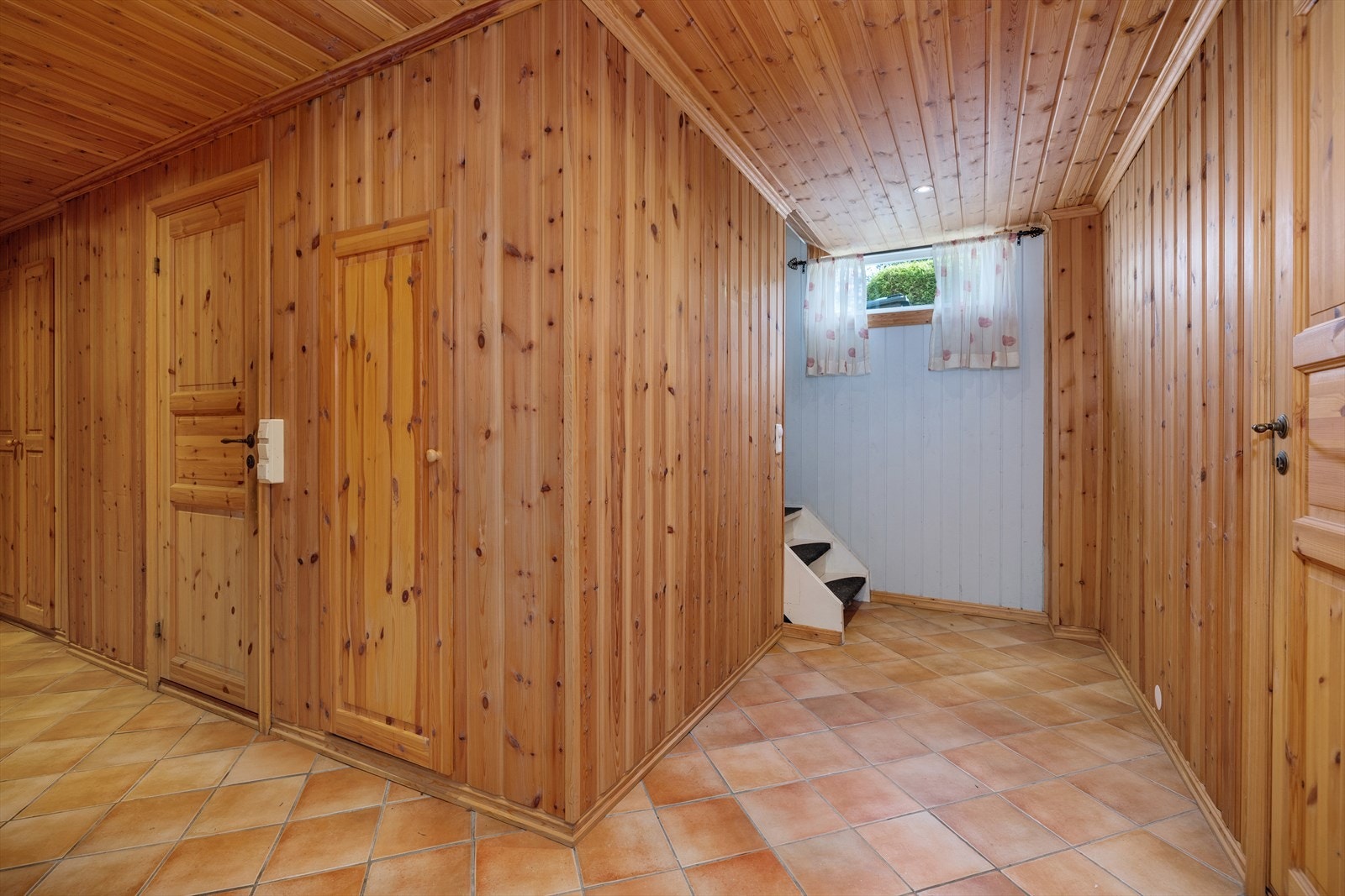 Kjelleren har rikelig med lagringsplass med fire boder og et kott. Galleribilde