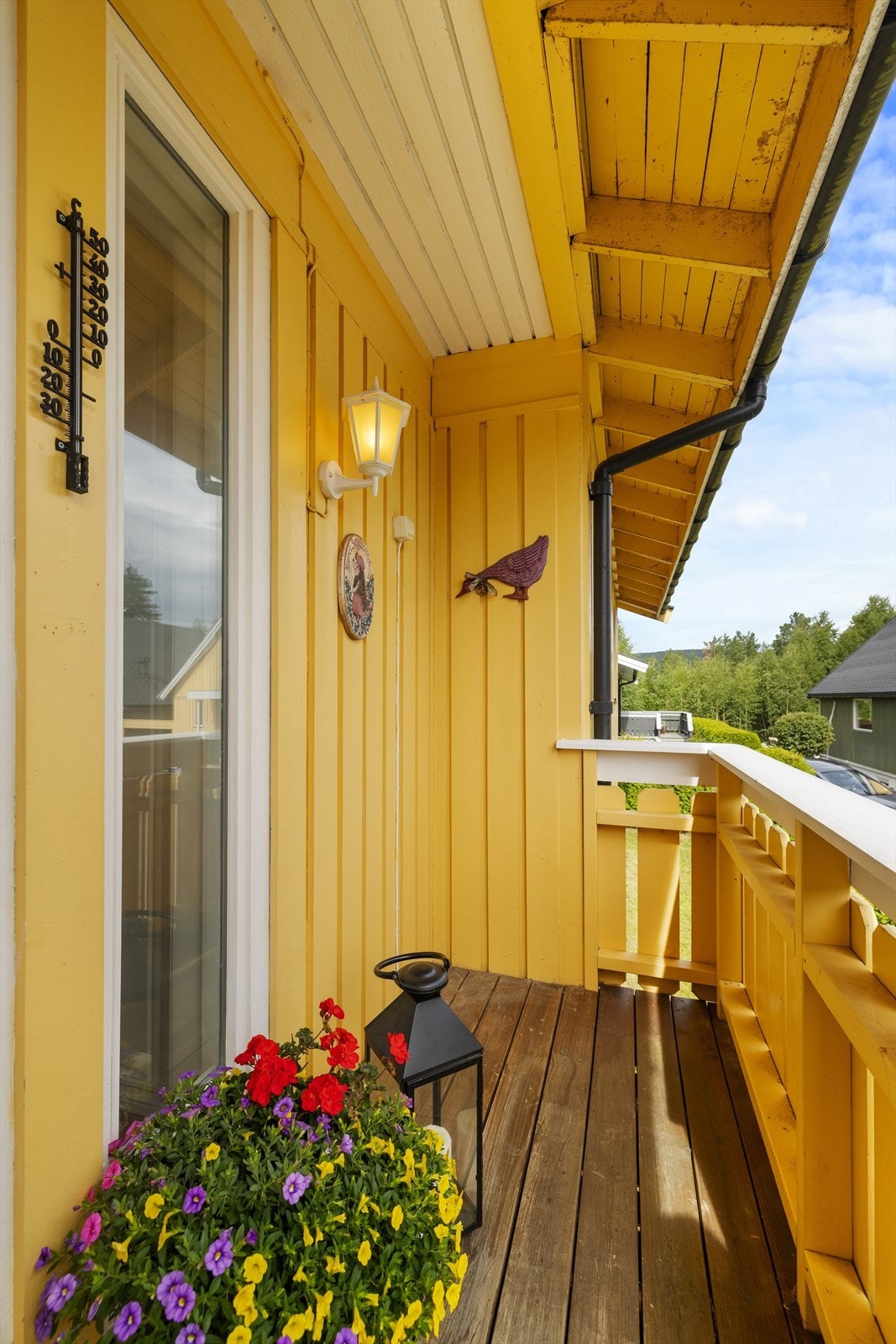 Her bor du i et etablert og rolig boligfelt med umiddelbar nærhet til skog og mark. Galleribilde