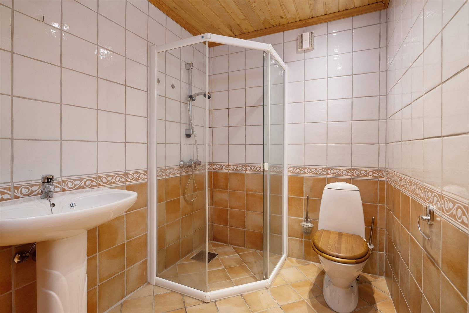 Badet i kjelleren har flislagt gulv med varmekabler og et praktisk dusjhjørne. Ikke bruksendret og godkjent. Galleribilde