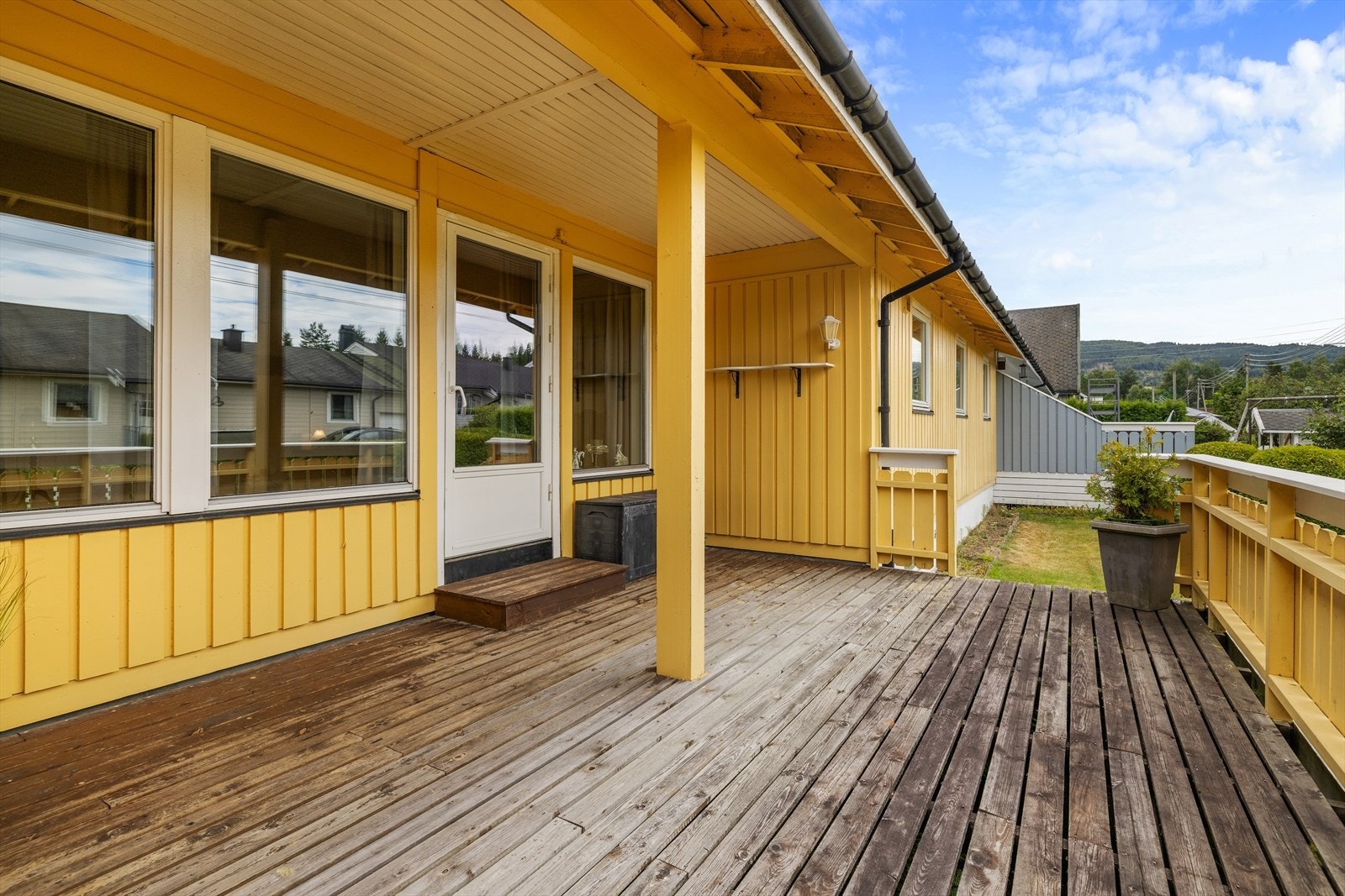 Fra stuen er det utgang til en sydvestvendt terrasse på ca. 22 m². Galleribilde
