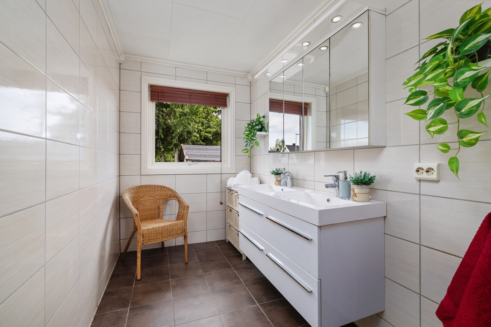 Badet i første etasje er utstyrt med baderomsinnredning med dobbel servant. Galleribilde