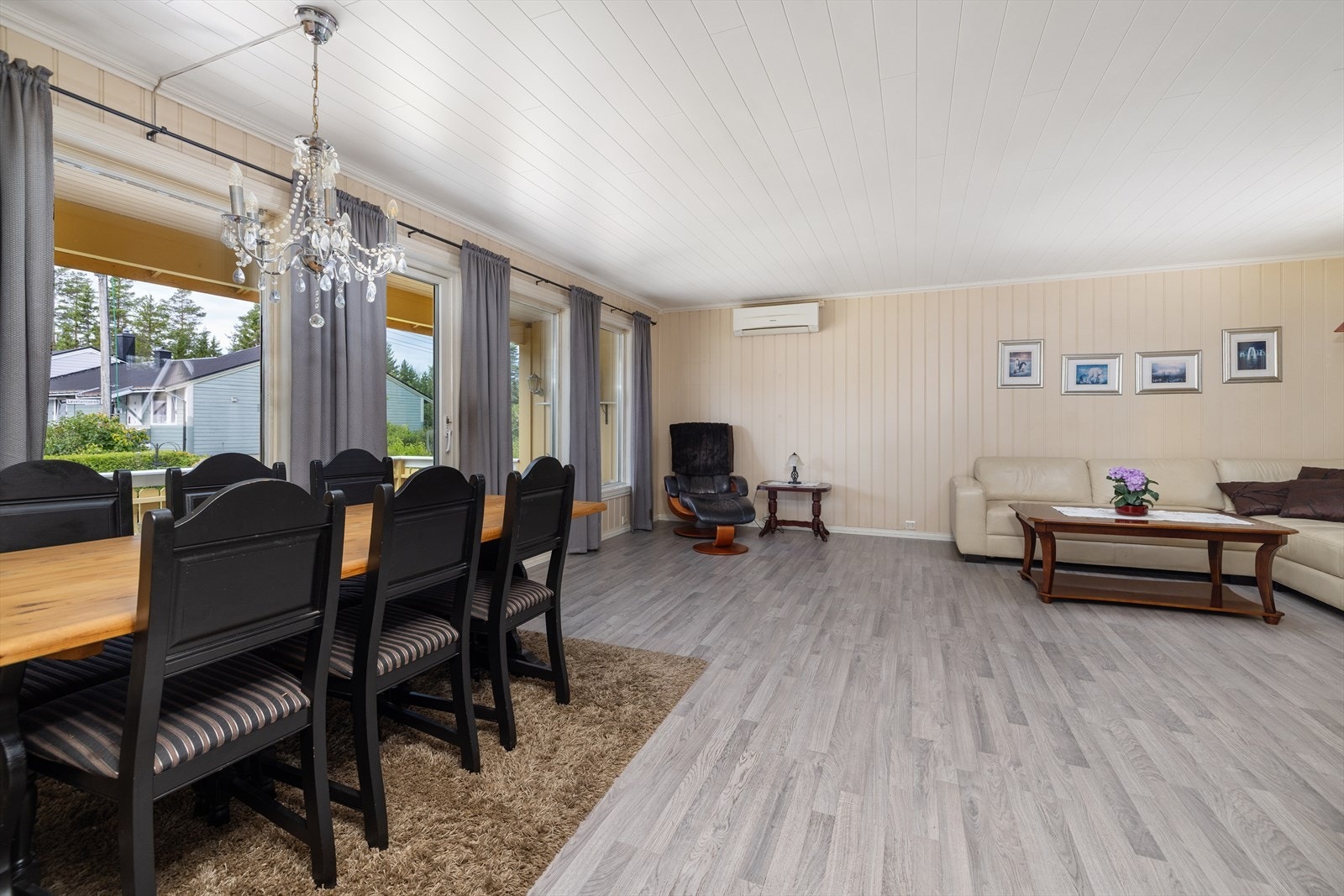 Stuen har god plass til både sofagruppe og en romslig spisestue. Galleribilde