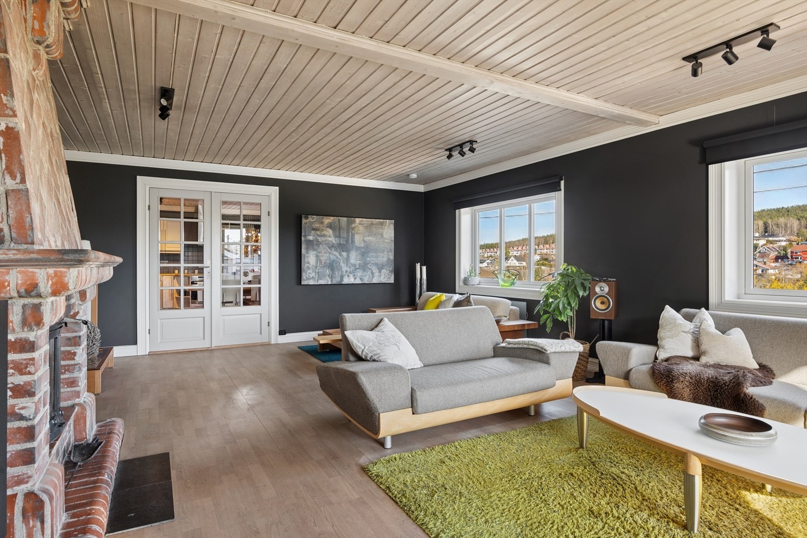 Stuen er stor og kan inndeles i flere soner. Galleribilde