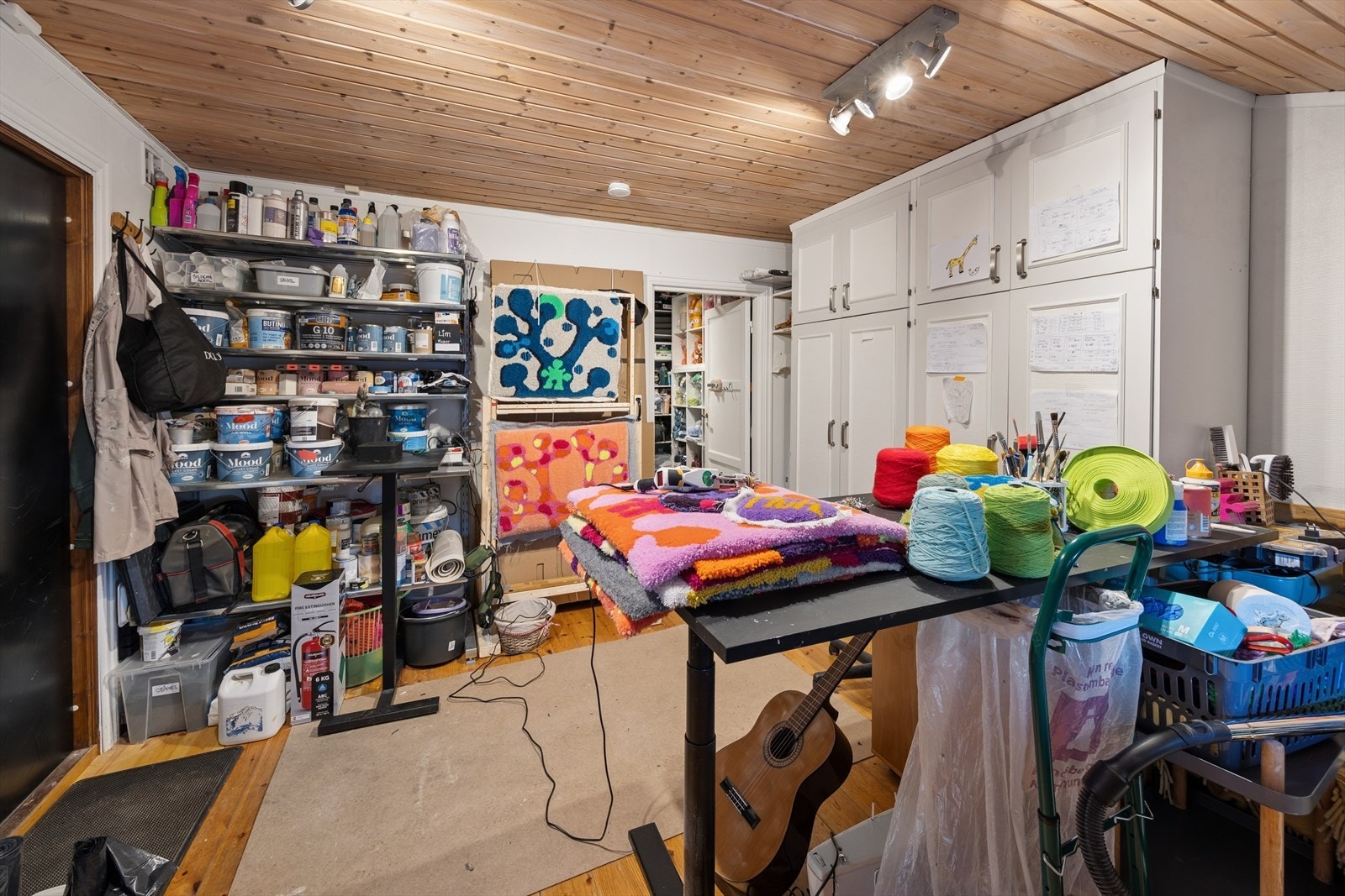 Loftet over garasjen har egen adkomst og fungerer som kontor, lager, hobbyrom eller ekstra bruksareal. Her er det også tilgang til en bod/lager innerst i rommet. Galleribilde