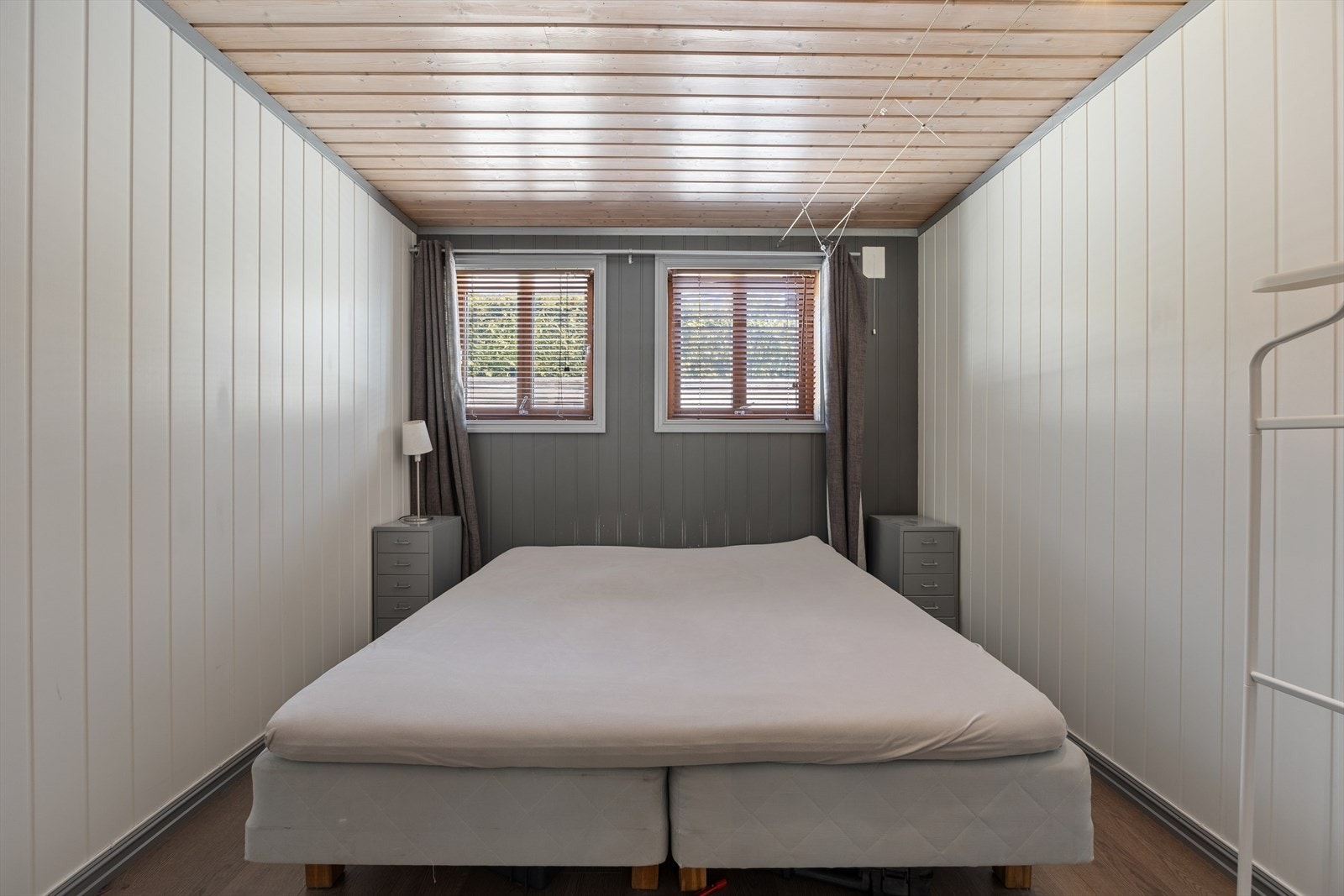 Soverom 1 har to vinduer som gir godt med lysinnslipp. Galleribilde