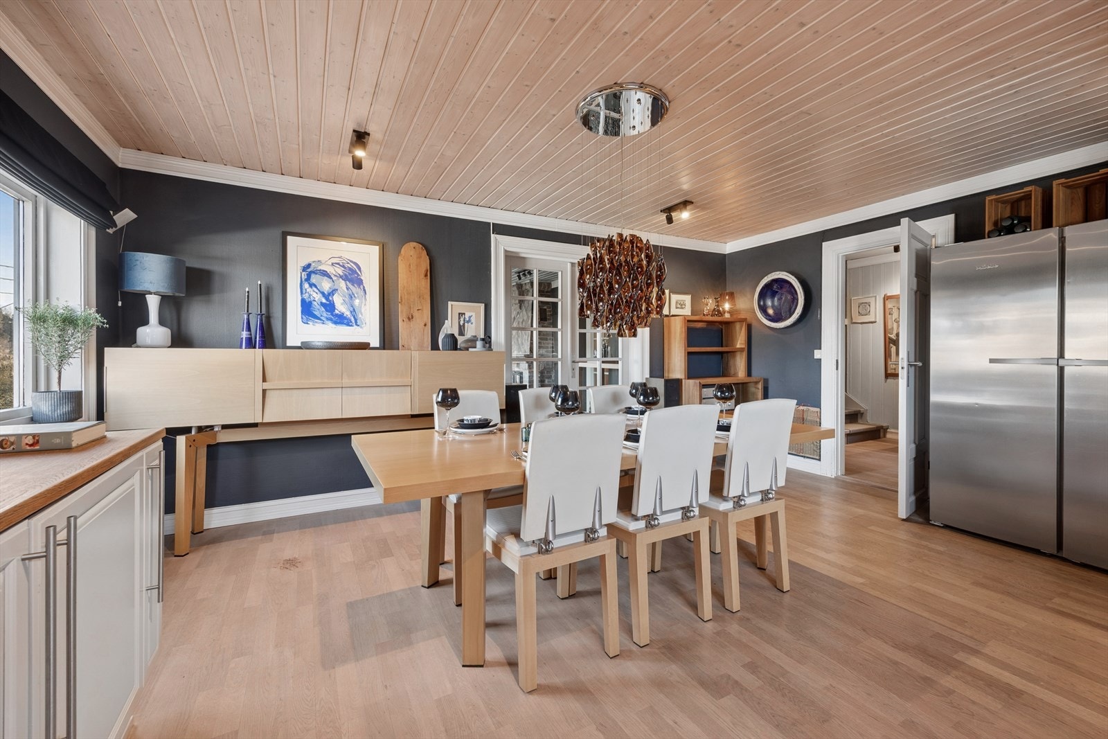 Vinduer i flere retninger gir godt lys. Galleribilde
