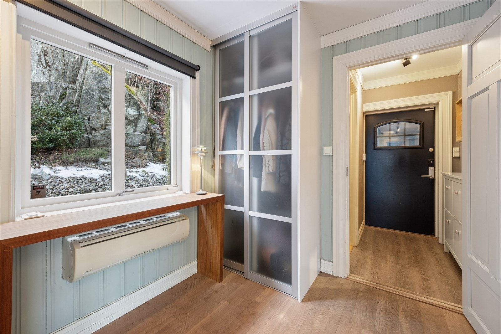 Åpen og romslig hall med gjennomgående gulvflater og god plass til avlastningsmøbler. Galleribilde