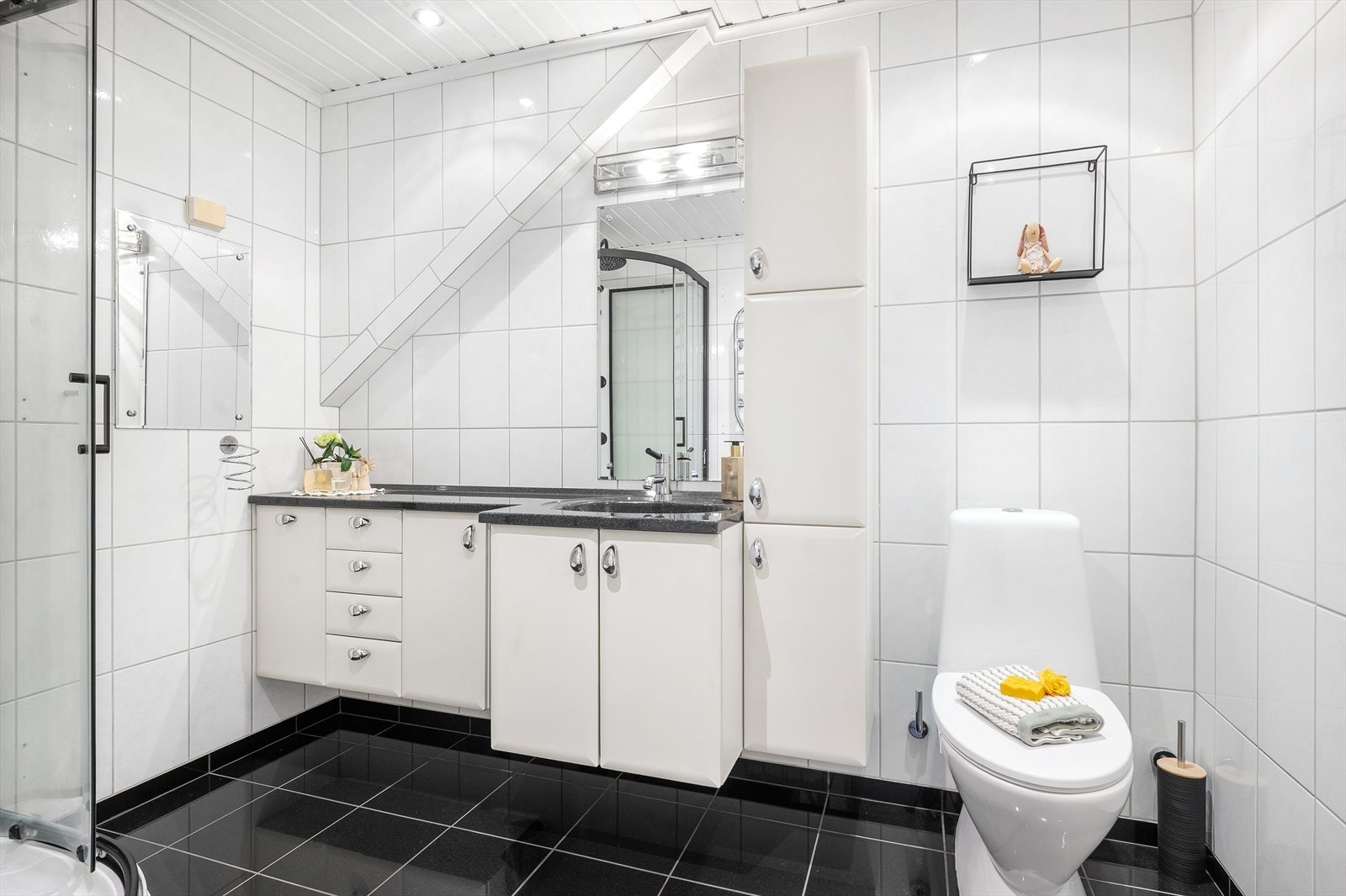 Bad/wc i 2.etasje. Hvit innredning, klosett og dusjkabinett fra ca. 2025. Galleribilde