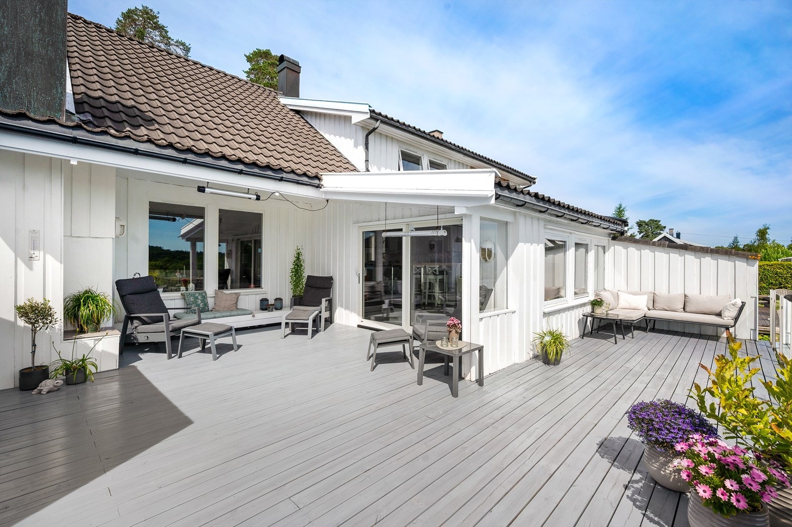 Stor terrasse på ca. 70 kvm med utgang fra spisestue/kjøkken. Galleribilde