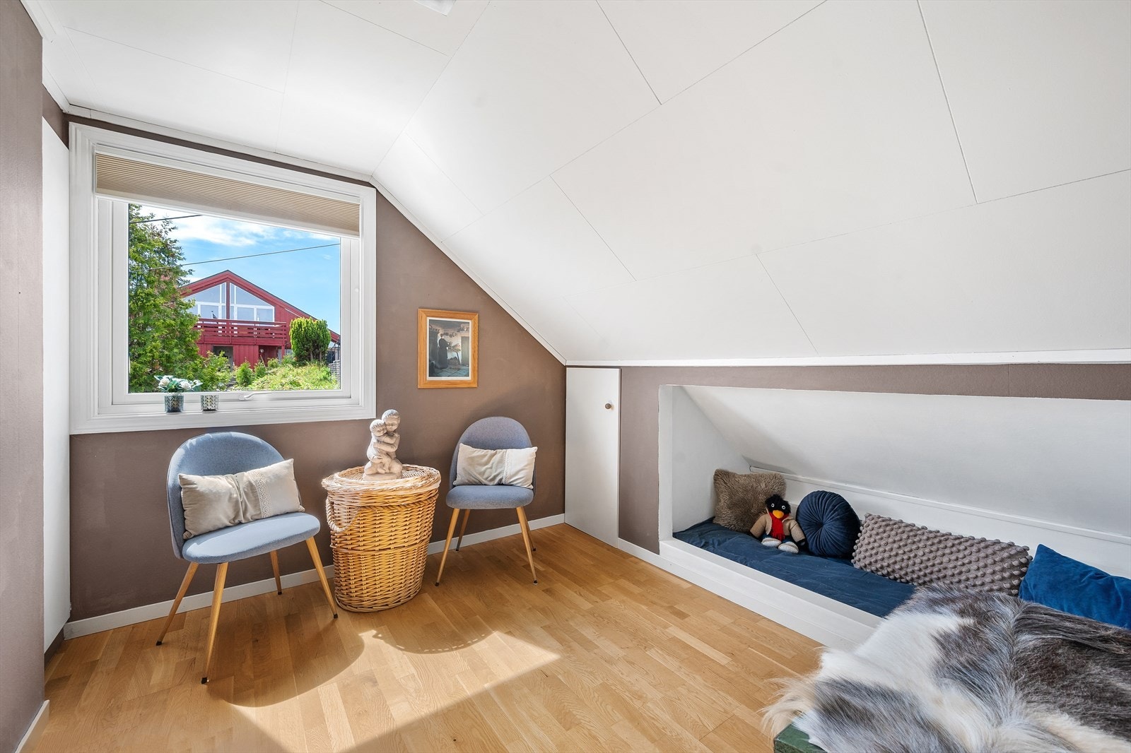 Soverom 2 - plassbygd seng og garderobeskap. Galleribilde