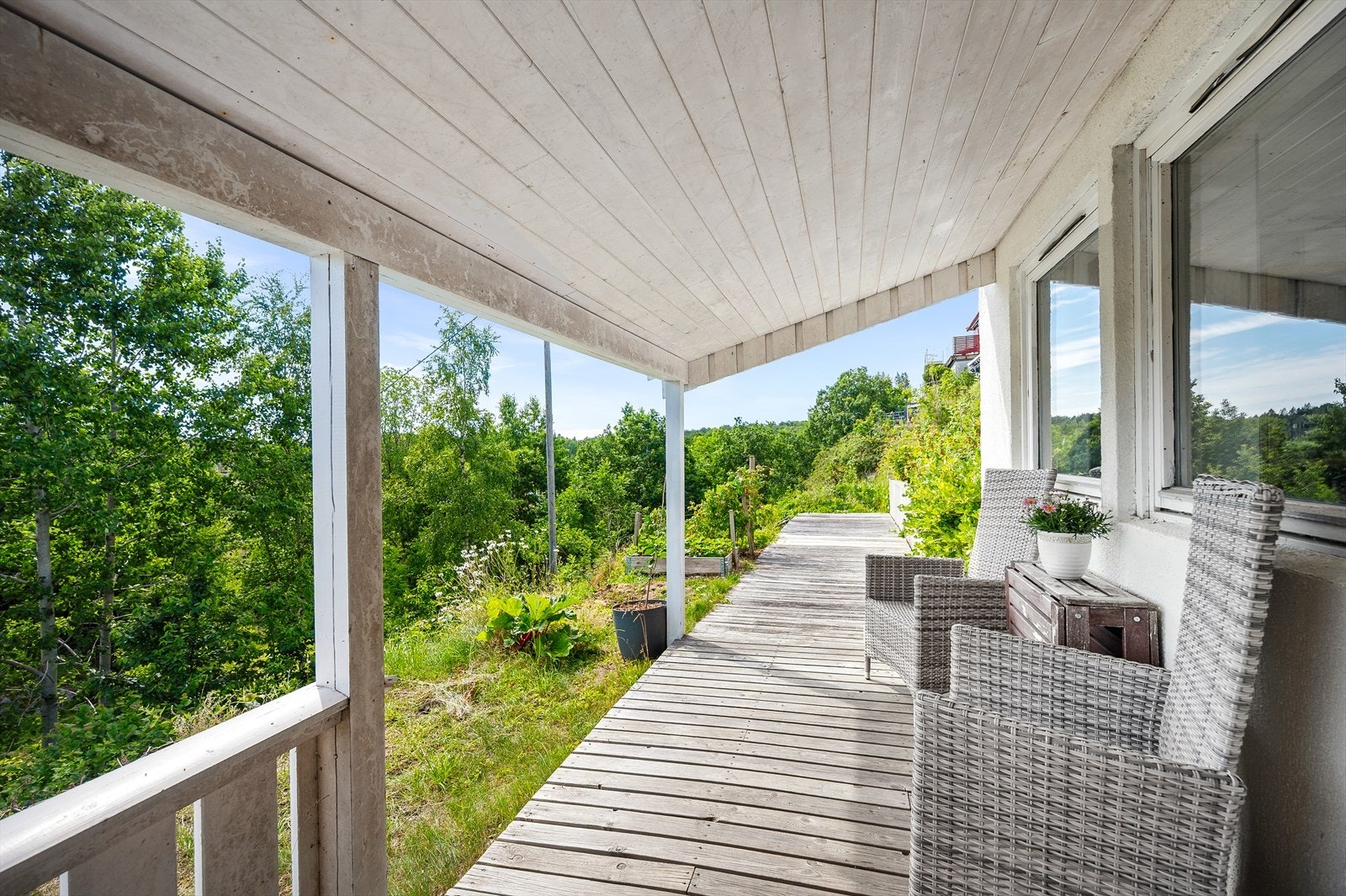 Overbygd terrasse med utgang fra underetasjen. Galleribilde