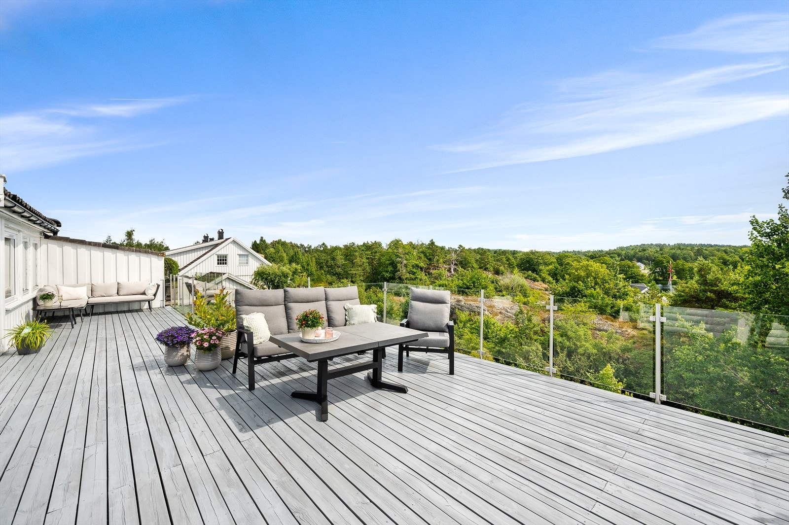 Stor terrasse på ca. 70 kvm med utgang fra spisestue/kjøkken. Galleribilde