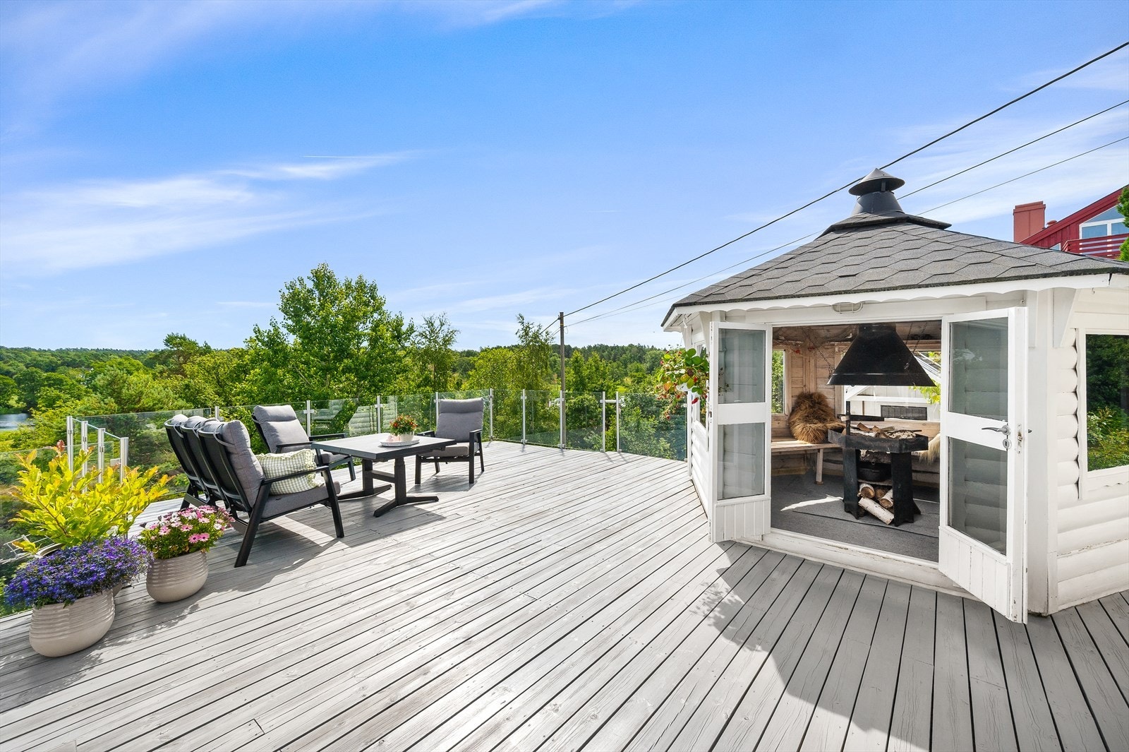 Koselig grillstue på terrassen. Galleribilde
