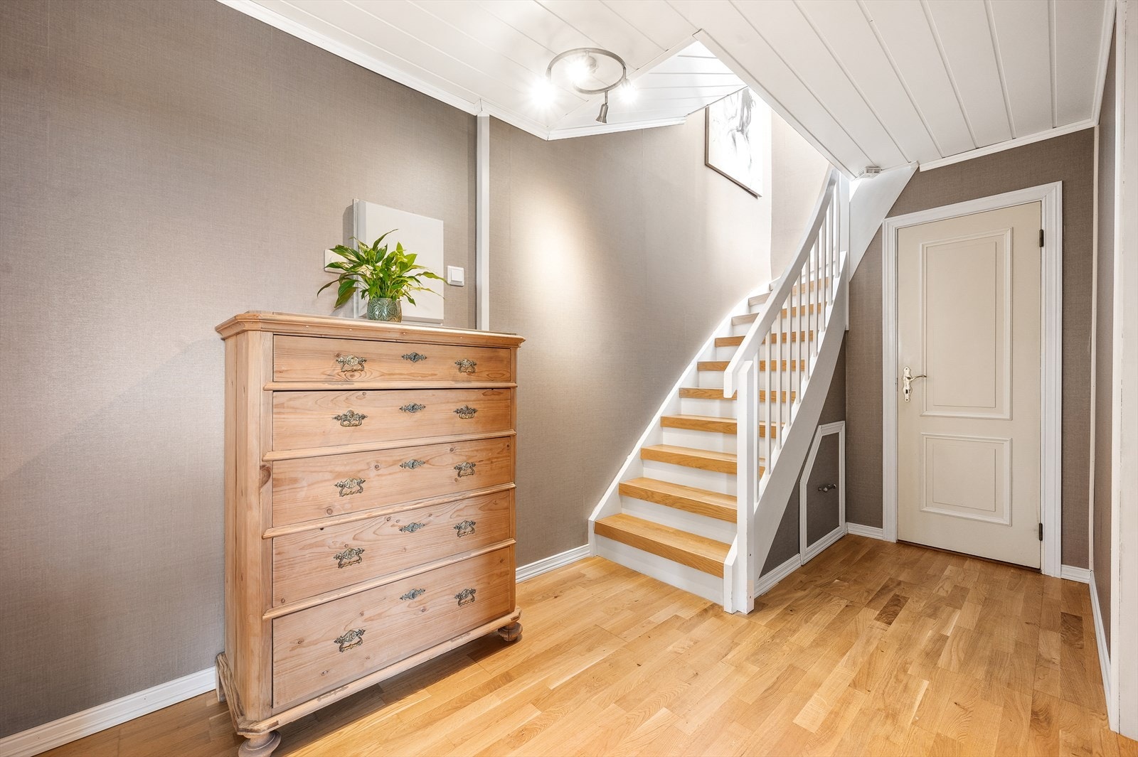 Trapp fra 1.etasje ned til gang i underetasjen. Galleribilde