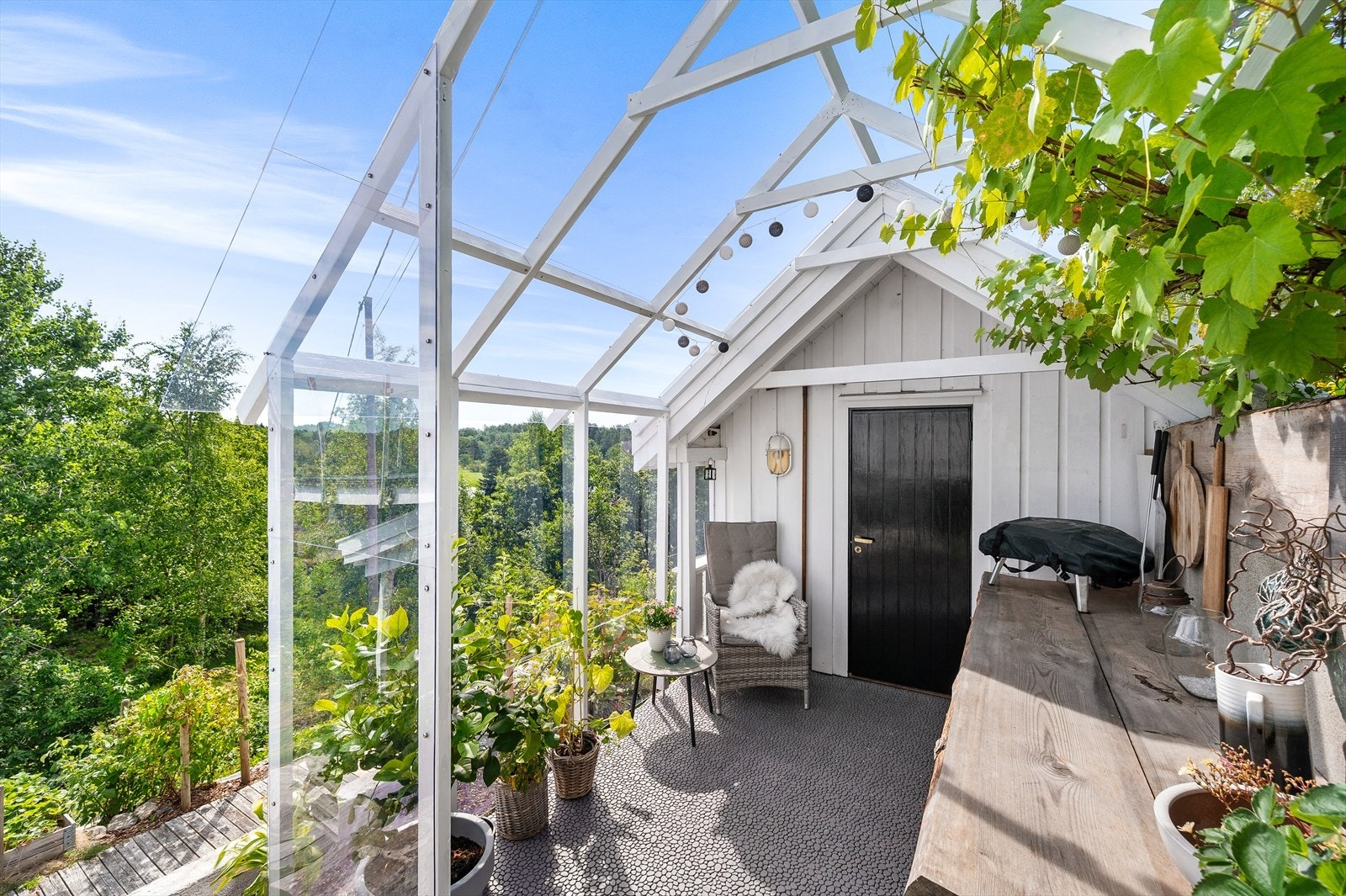 Redskapsbod med tilbygg av plexiglass. Galleribilde