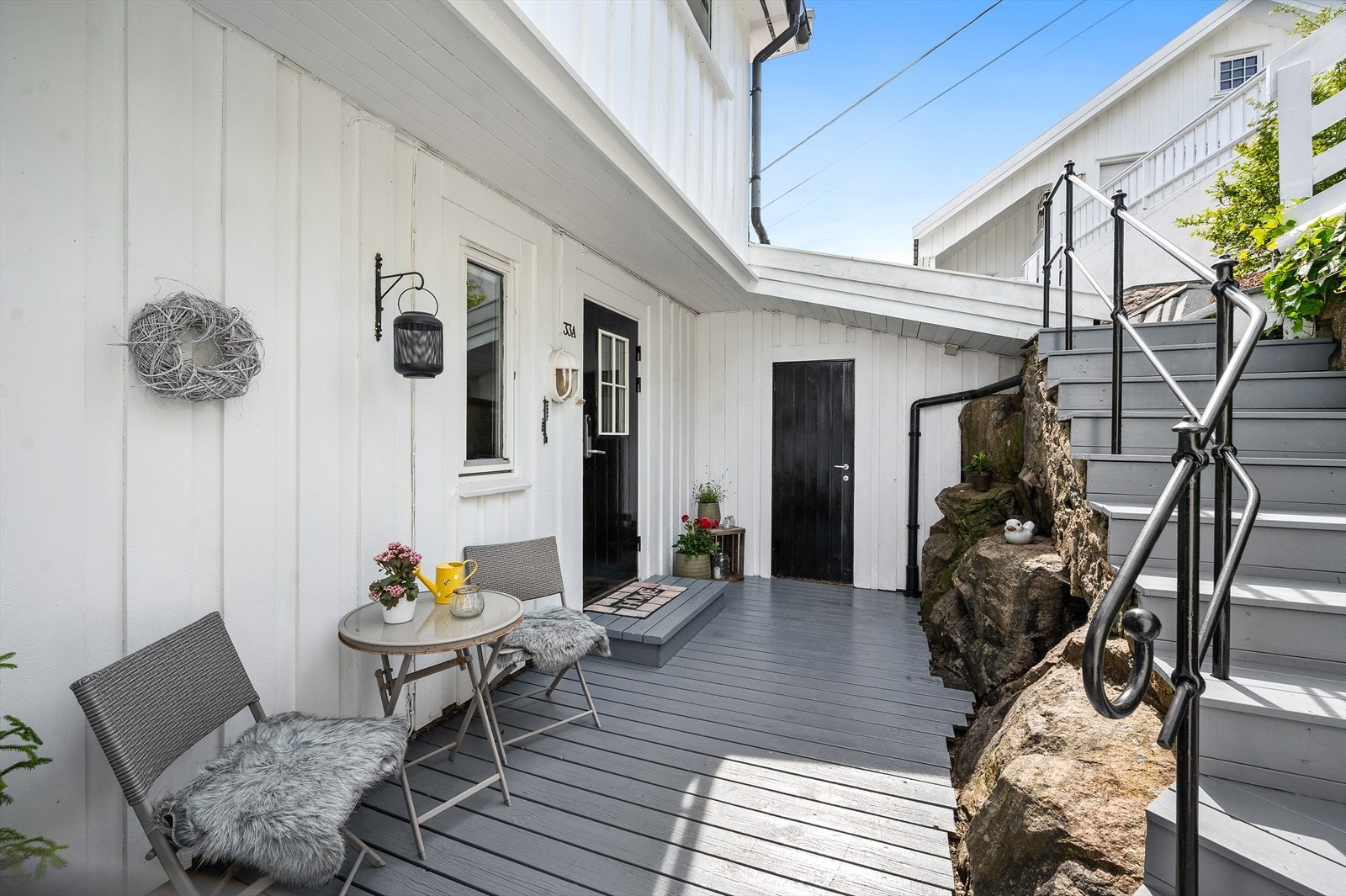 Koselig uteplass ved inngang til boligen. Galleribilde
