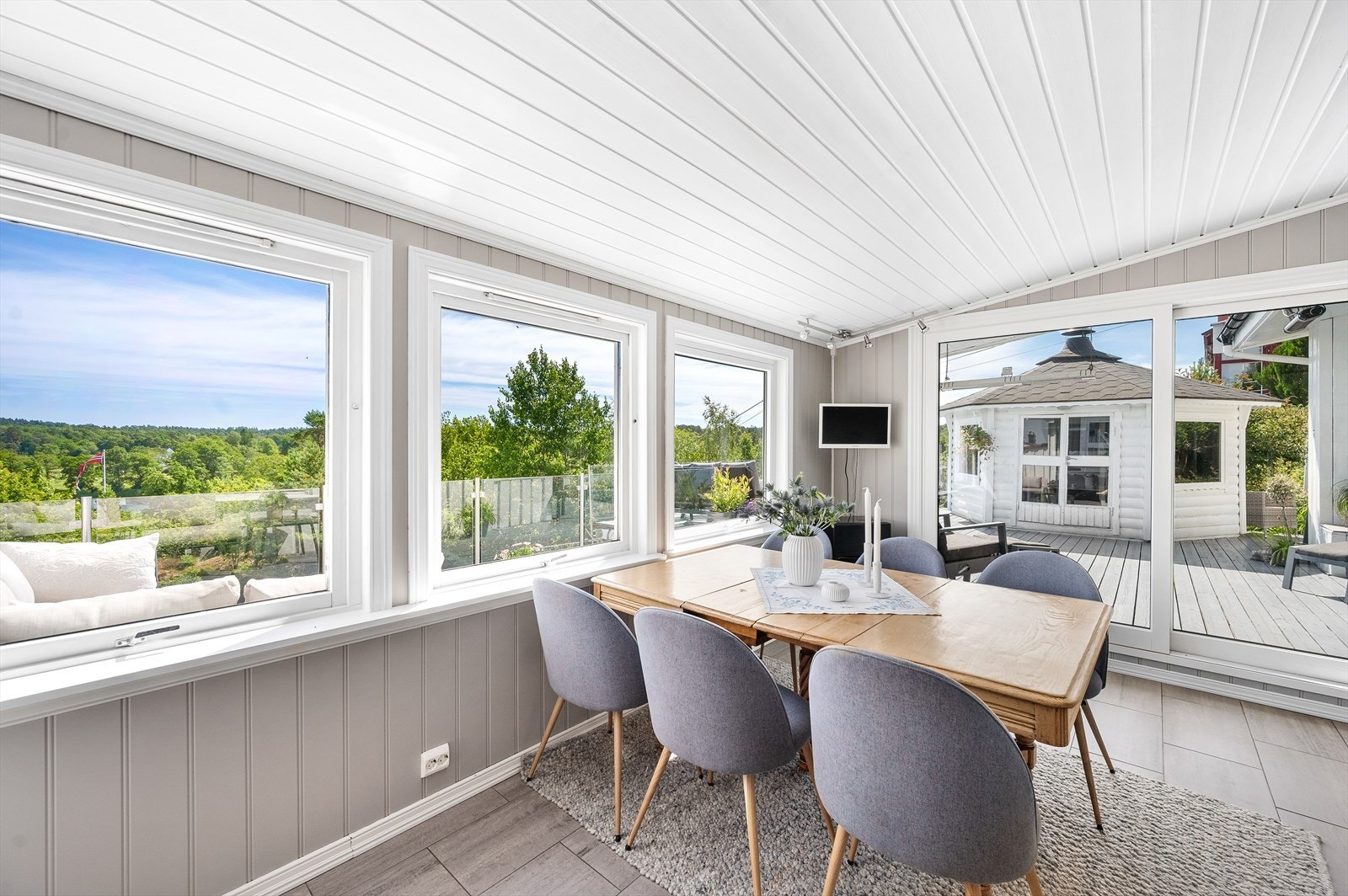 Fra spisetuen er det skyvedør ut til terrassen. Galleribilde