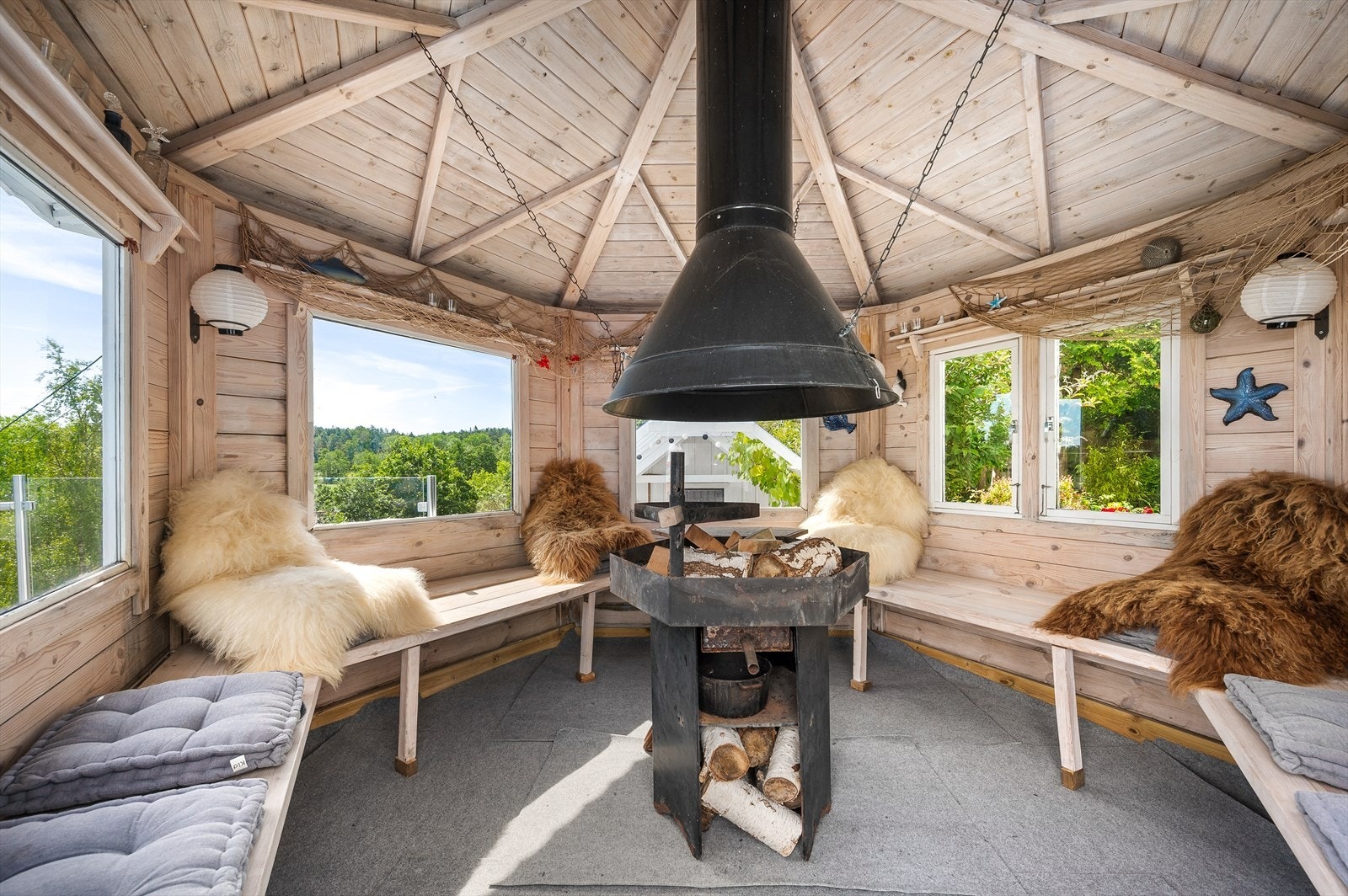 Inne i grillstuen. Galleribilde