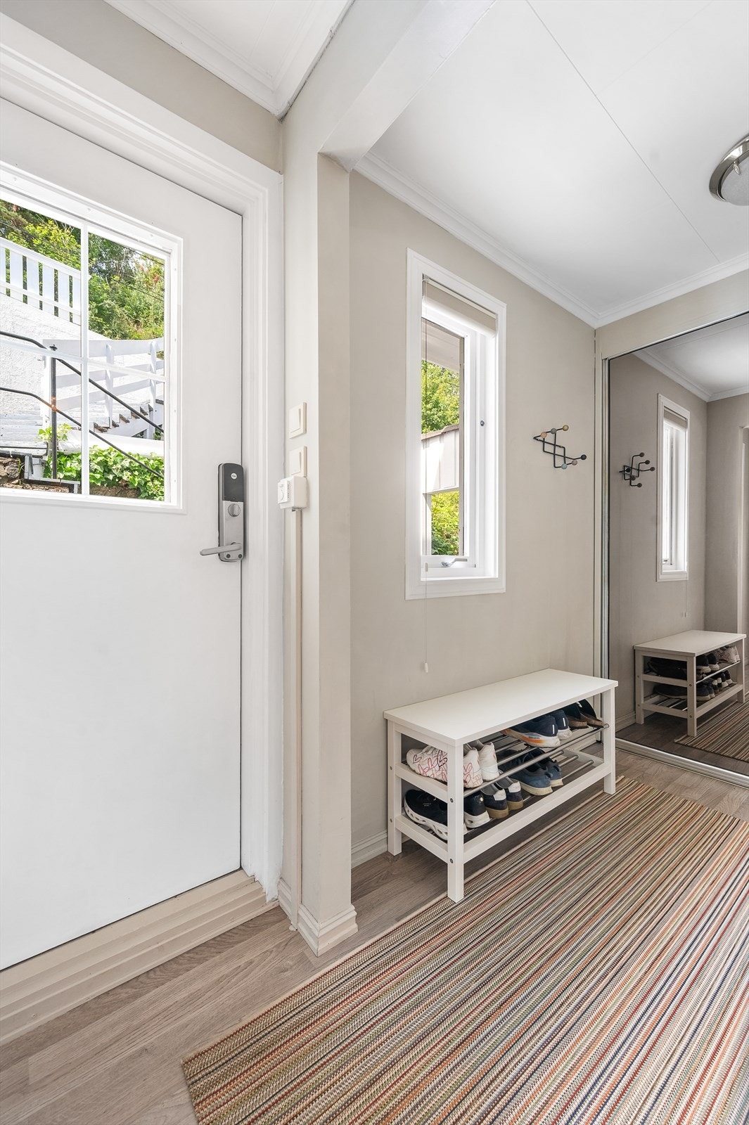 Vindfang med skyvedørsgarderobe. Galleribilde