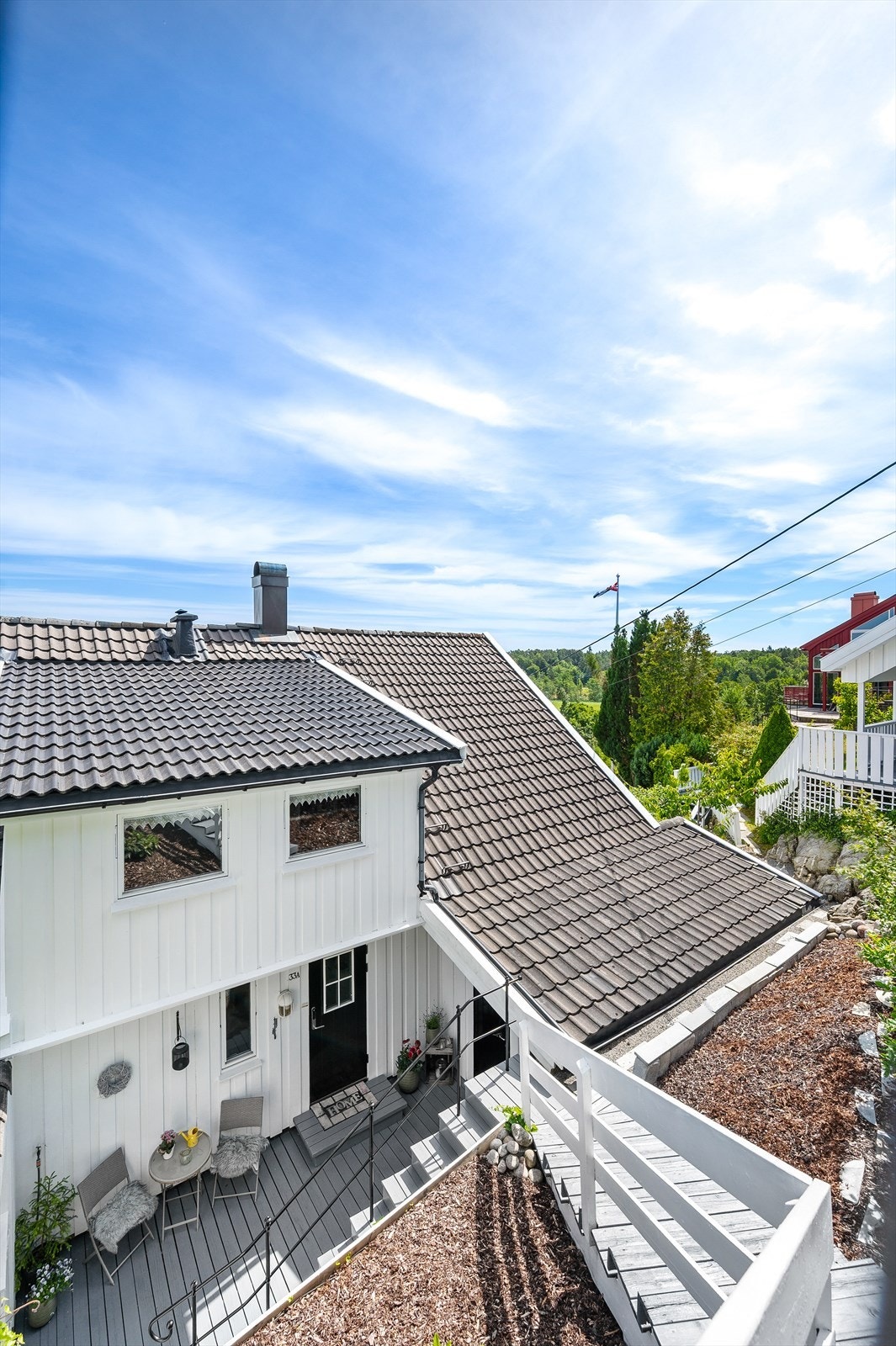 Tretrapp fra garasje og ned til boligens inngang. Galleribilde