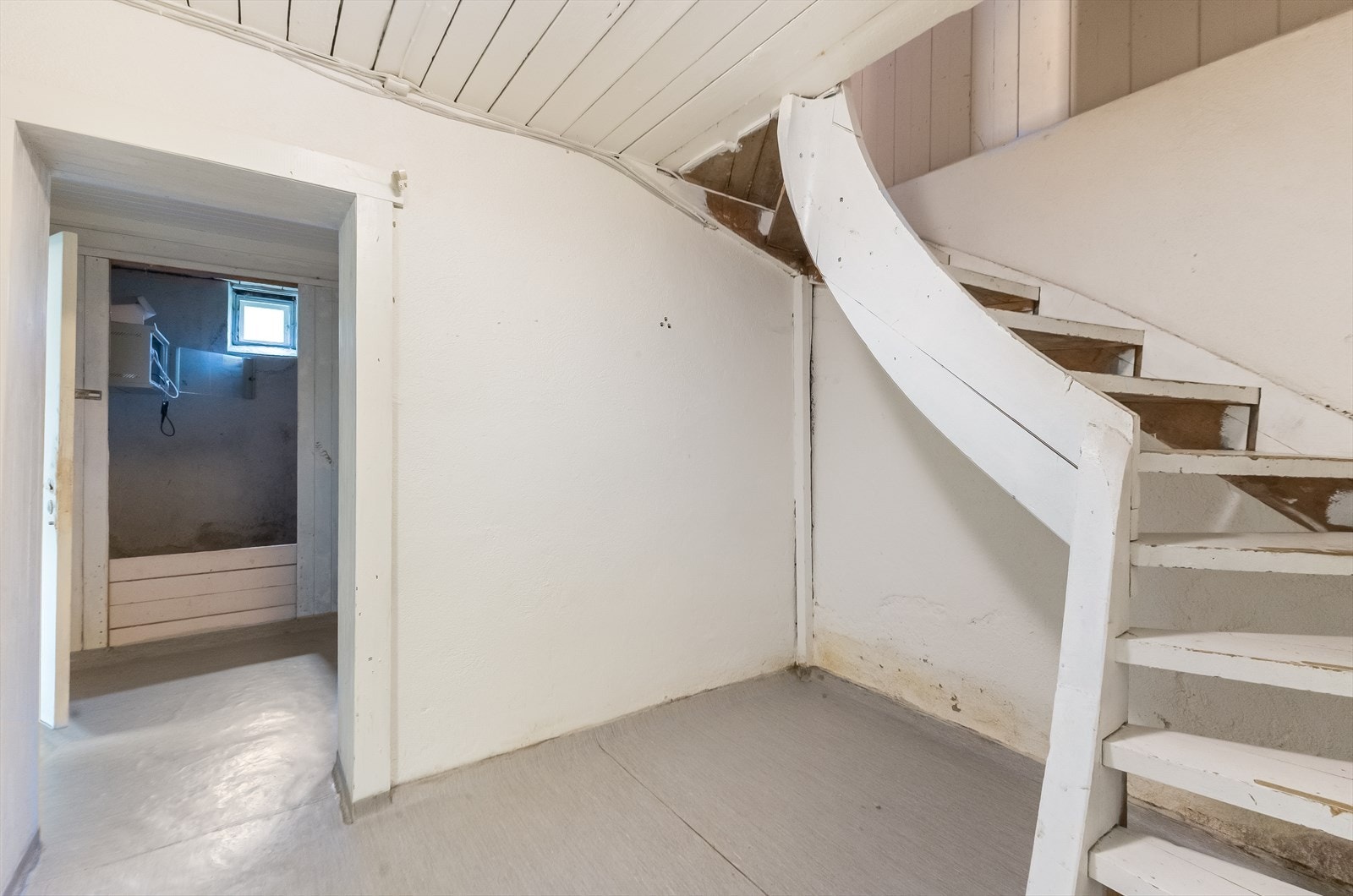Trappegang i kjelleretasje. Galleribilde