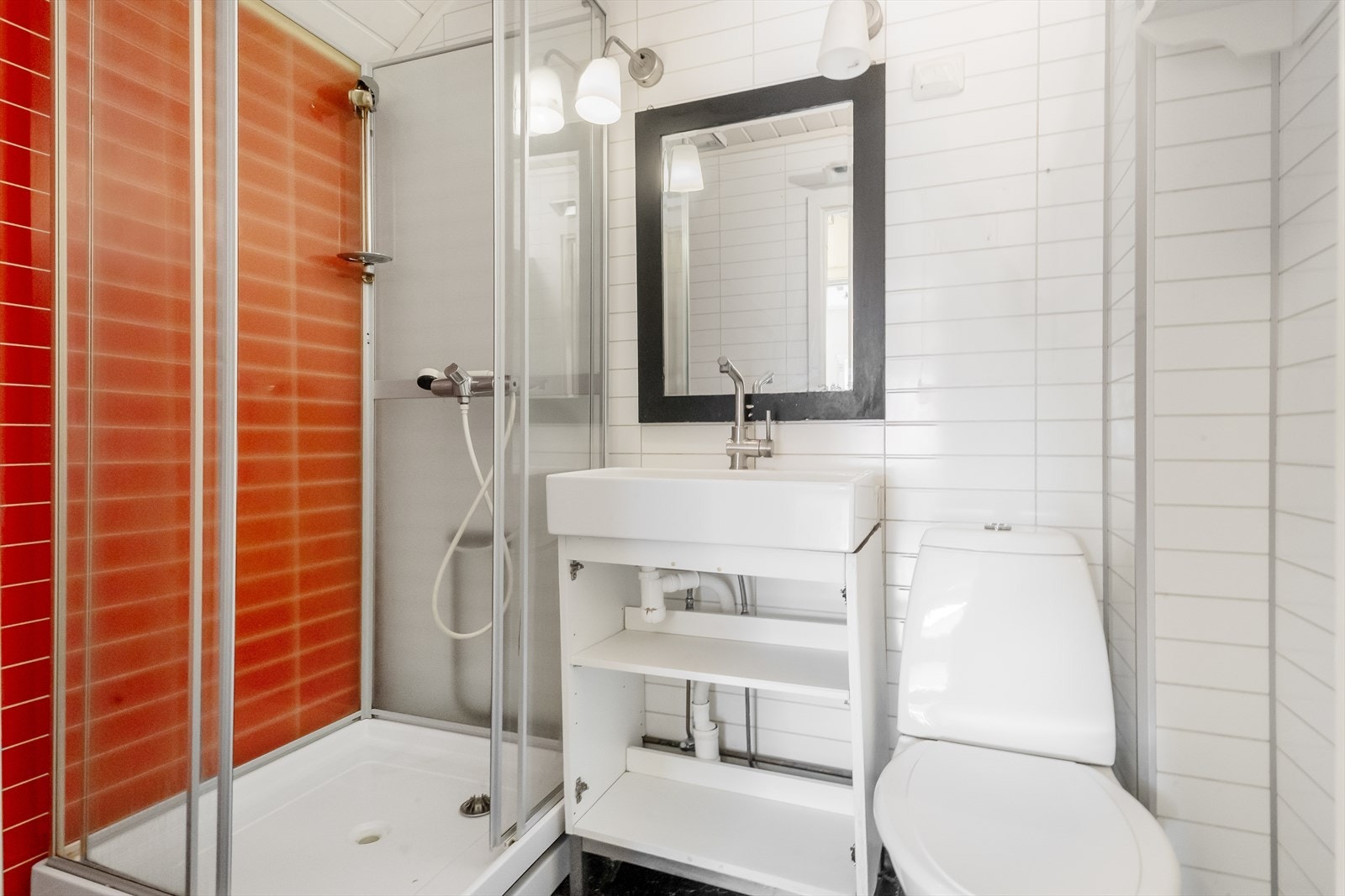Badet i andre etasje er utstyrt med dusjkabinett, og våtromsplater er montert på veggene. Galleribilde
