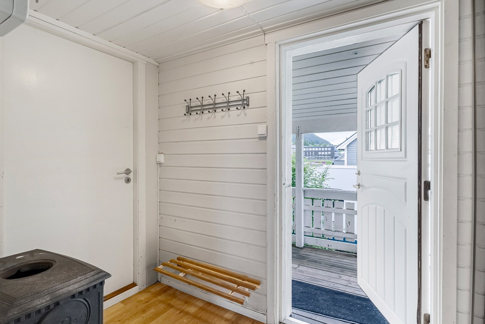 Direkte utgang til veranda fra entréen via hoveddel, gir enkel tilgang til uteområdet. Galleribilde