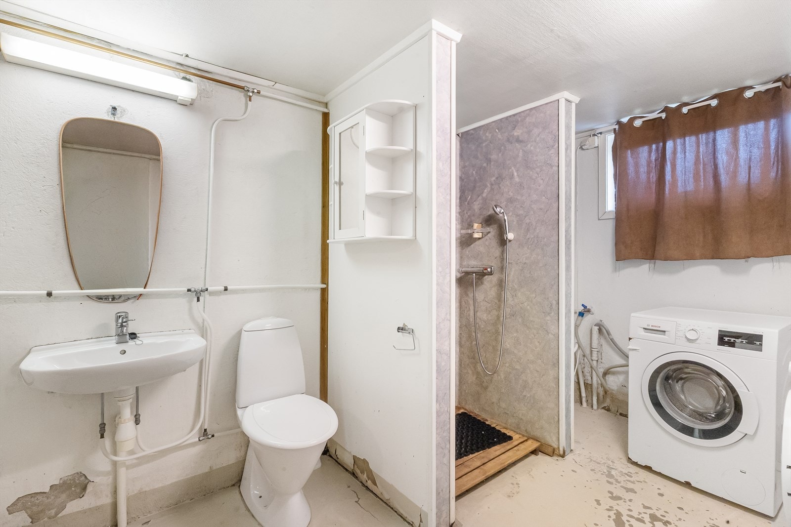 Vaskerommet har elektrisk avtrekk og opplegg for vaskemaskin, samt dusjmuligheter. Galleribilde
