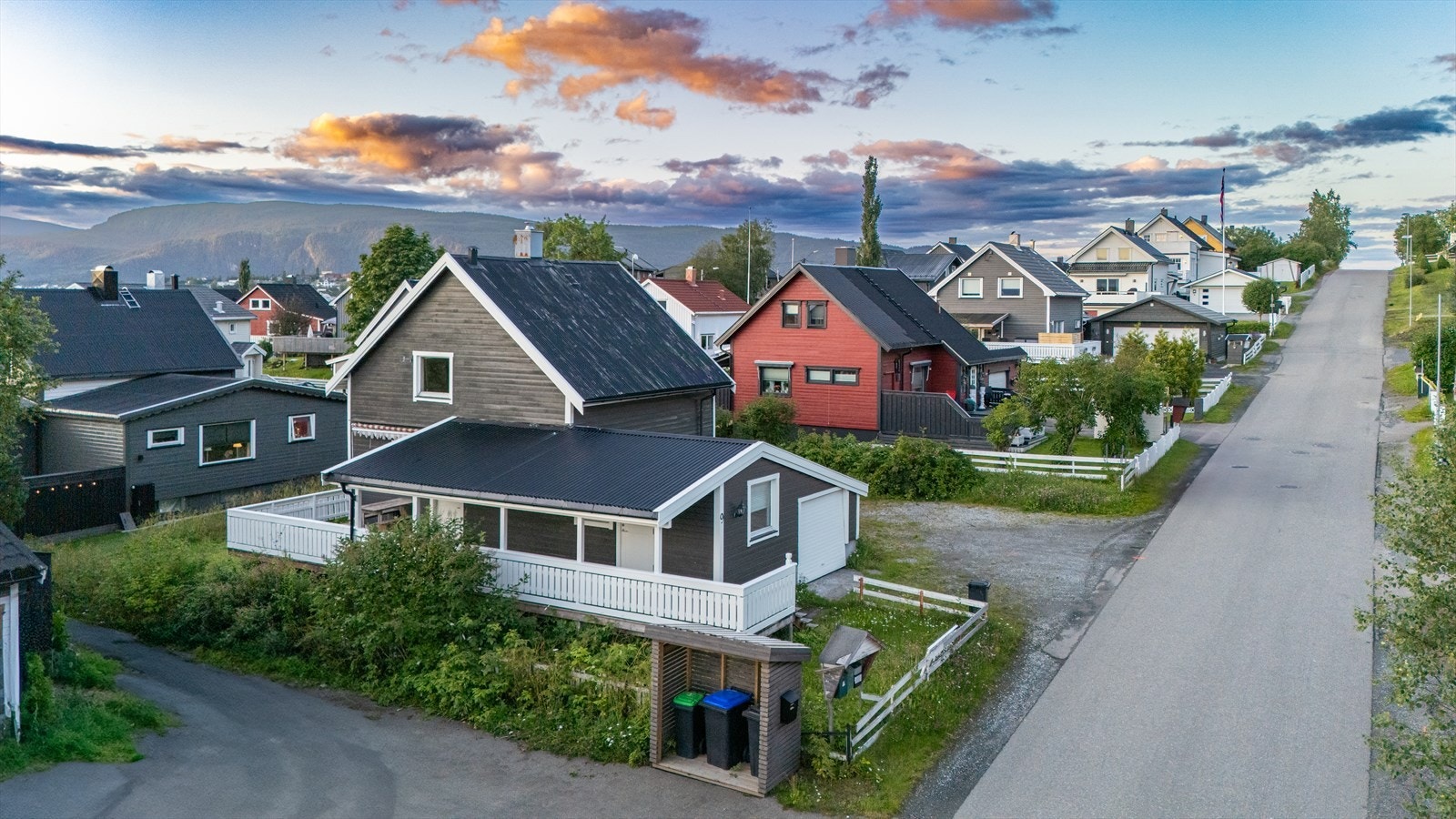 Boligen ligger en barnevennlig, rolig gate med lite gjennomgangstrafikk. Galleribilde
