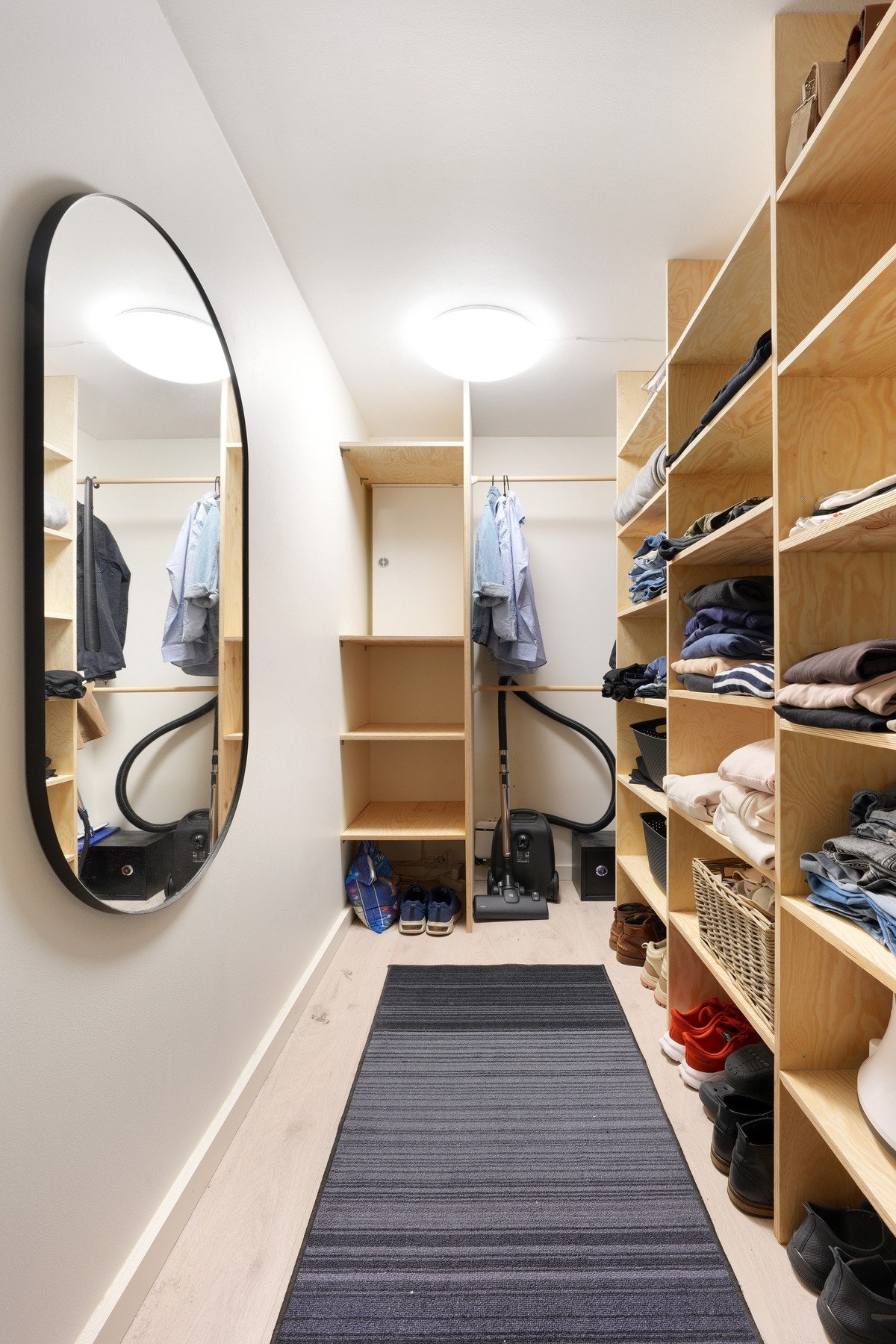 Bod innredet med stedbygget walk-in-closet. Galleribilde