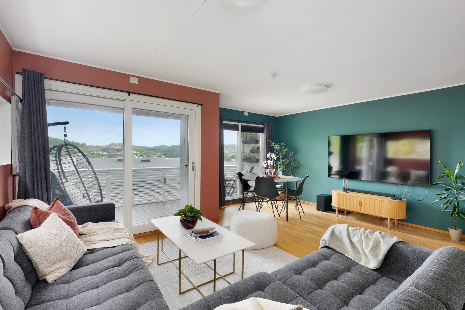 Stue/kjøkken i åpen løsning byr på flere innredningsmuligheter alt etter ønsker og behov. Galleribilde