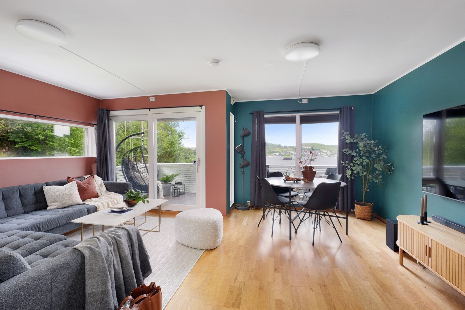 Stue/kjøkken med store vinduer og god takhøyde som gir god romfølelse. Galleribilde