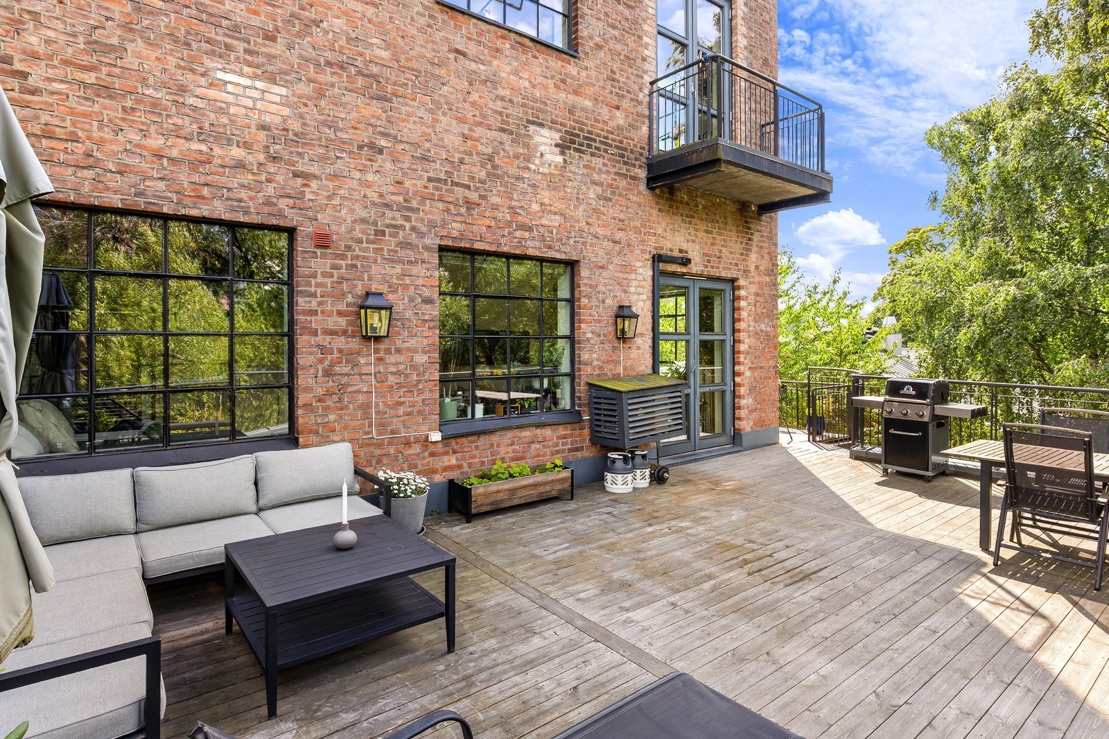 Fra stuen er det utgang til en privat terrasse på hele 60 kvm. Galleribilde